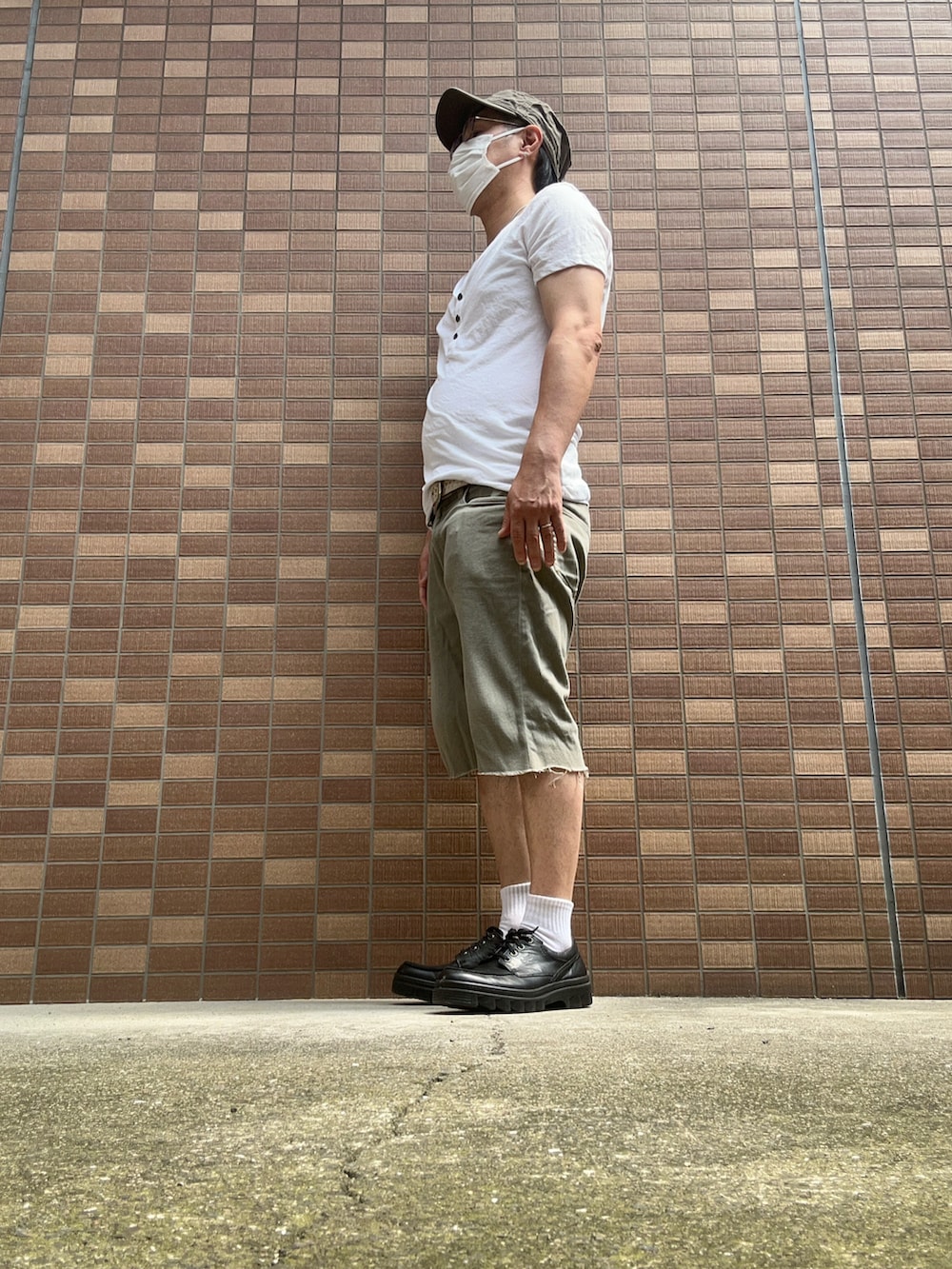 ホワイト系のTシャツ/カットソー、ホワイト系のタンクトップ、グリーン系のその他パンツを着用したメンズの夏コーディネートの3枚目の写真