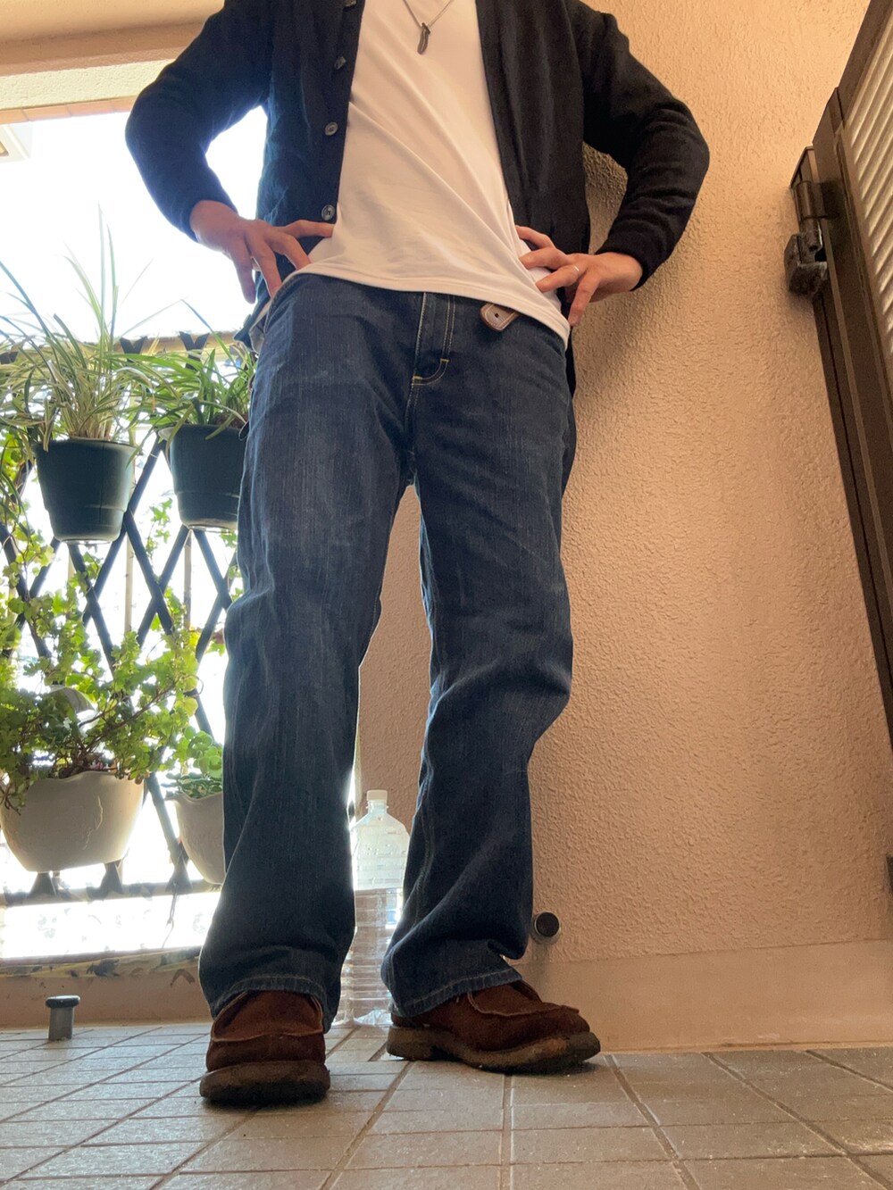 ホワイト系のTシャツ/カットソー、ブラック系のカーディガン/ボレロ、ブラウン系のブーツを着用したメンズの秋コーディネートの3枚目の写真