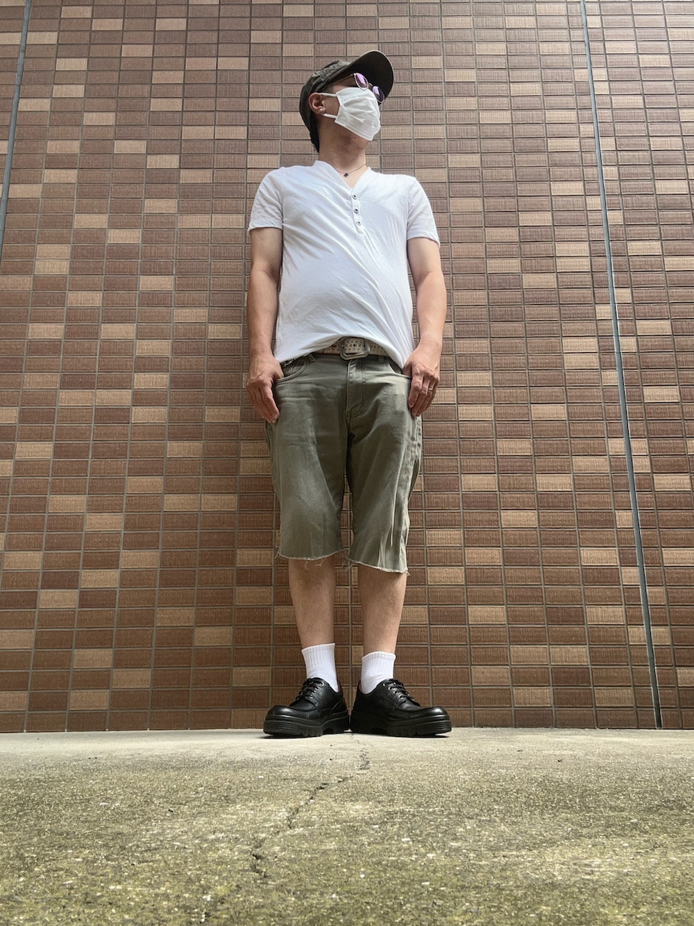 ホワイト系のTシャツ/カットソー、ホワイト系のタンクトップ、グリーン系のその他パンツを着用したメンズの夏コーディネートの2枚目の写真