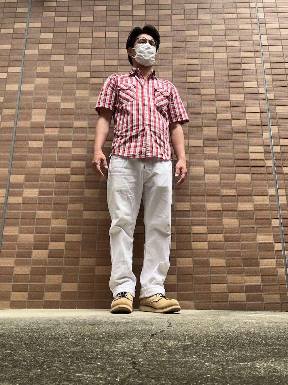 その他のシャツ/ブラウス、ホワイト系のデニムパンツ、ベージュ系のブーツを着用したメンズの夏コーディネートの2枚目の写真