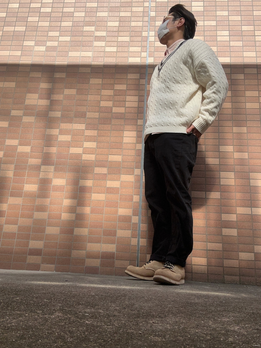 ブラック系のデニムパンツ、ベージュ系のブーツ、ピンク系のシャツ/ブラウスを着用したメンズの春コーディネートの2枚目の写真