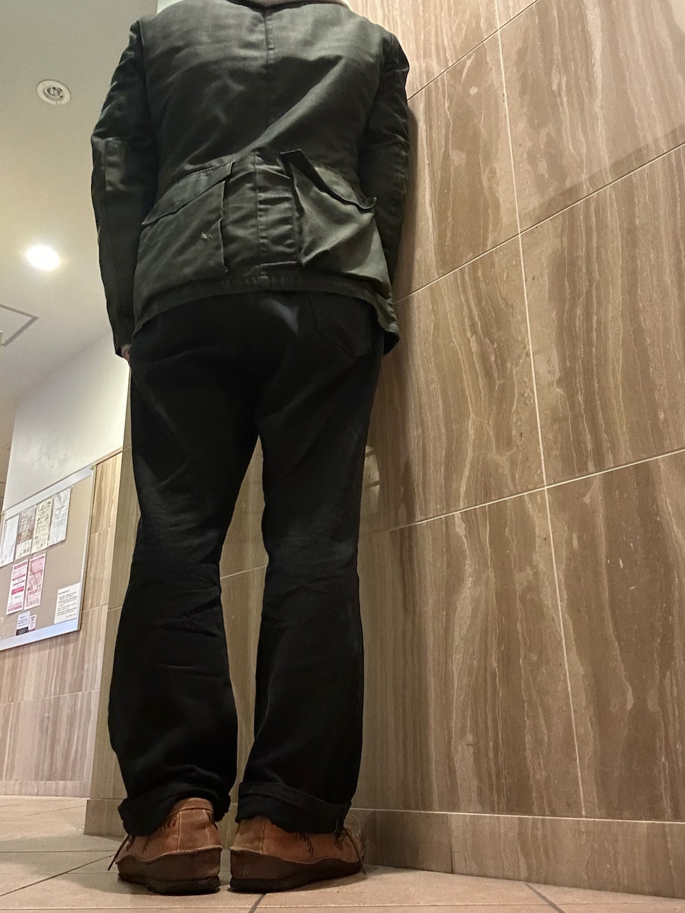 シルバー系のパーカー、その他のミリタリージャケット、ブラック系のデニムパンツを着用したメンズの冬コーディネートの2枚目の写真