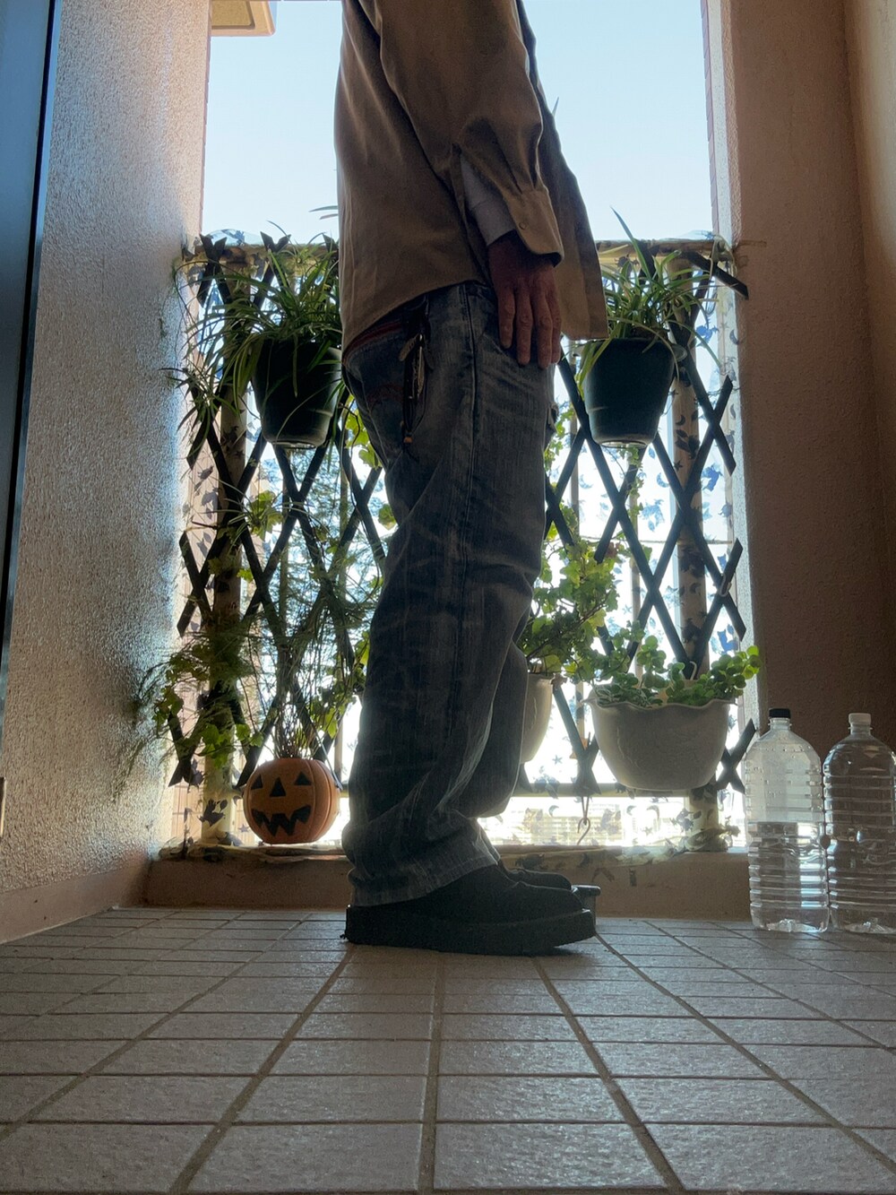 ホワイト系のTシャツ/カットソー、ベージュ系のジャケット/アウター、ブルー系のデニムパンツを着用したメンズの秋コーディネートの2枚目の写真