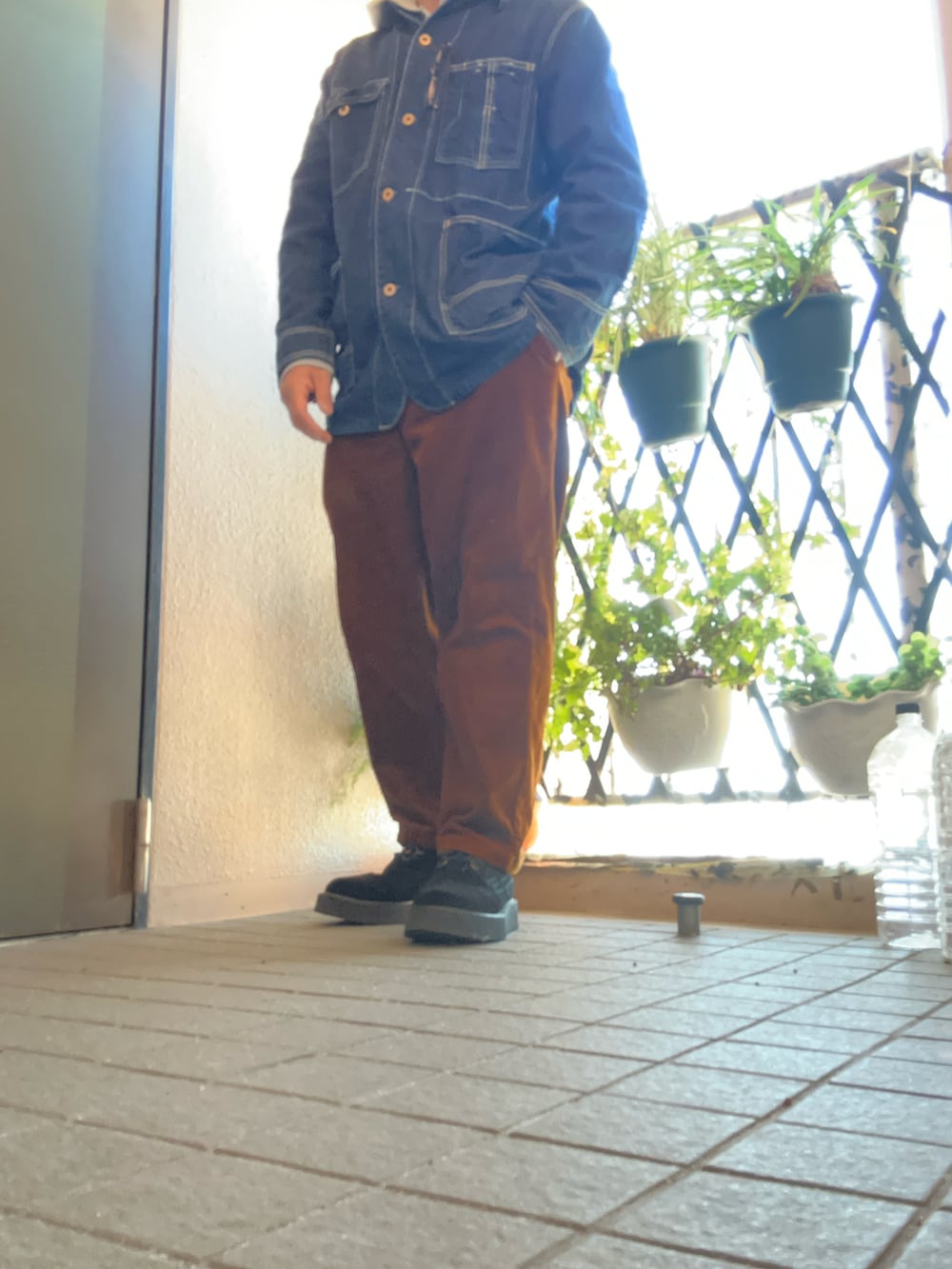 ブラウン系のその他パンツ、ブルー系のカバーオール、グレー系のパーカーを着用したメンズの冬コーディネートの2枚目の写真