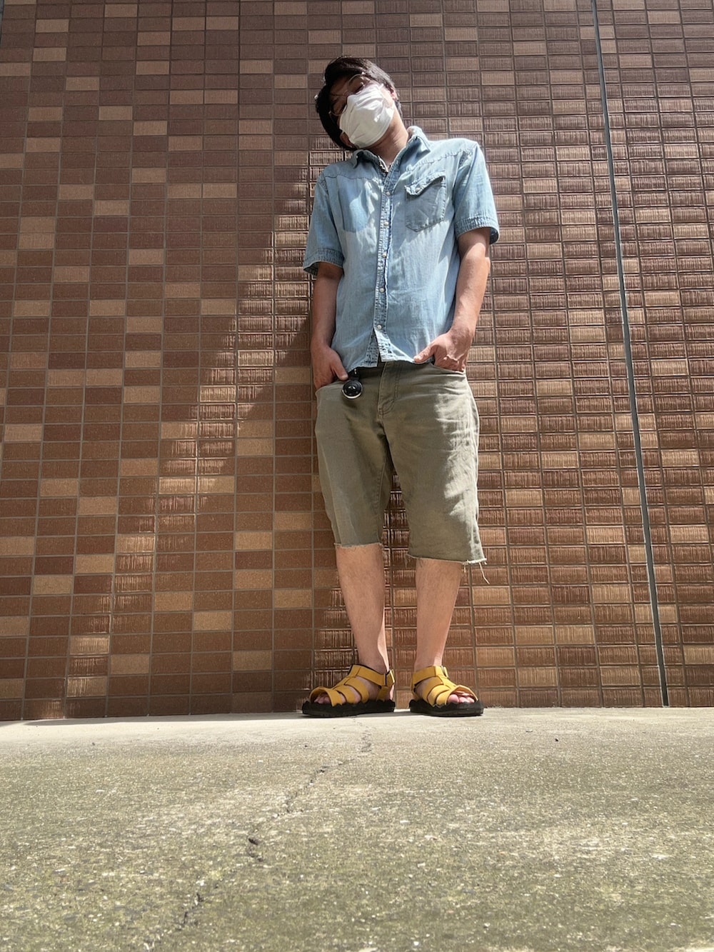 ブルー系のトップス、グリーン系のその他パンツ、イエロー系のサンダルを着用したメンズの夏コーディネートの4枚目の写真