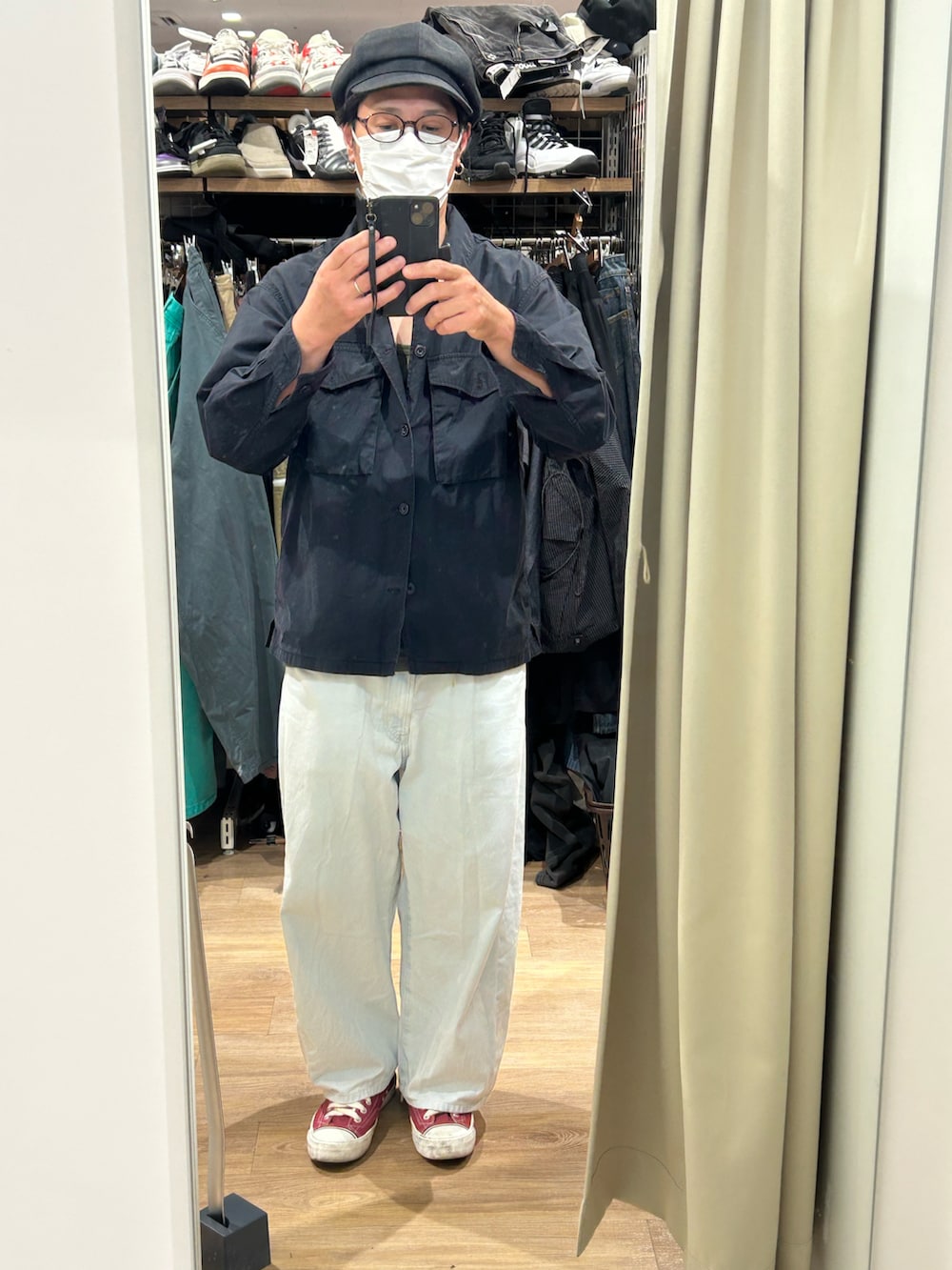 ブラック系のジャケット/アウター、ブルー系のデニムパンツ、レッド系のスニーカーを着用したメンズの秋コーディネートの2枚目の写真