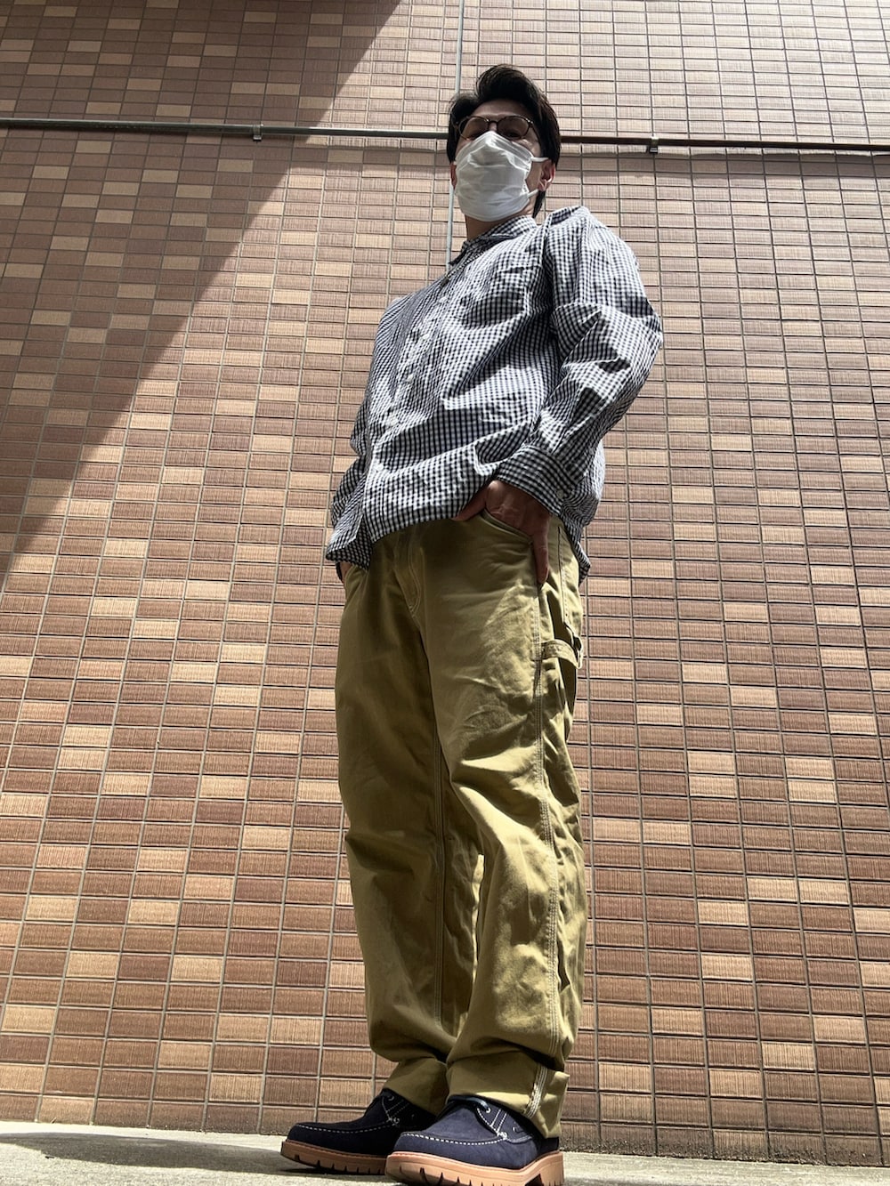 ブルー系のシャツ/ブラウス、ベージュ系のチノパンツ、ブルー系のモカシン/デッキシューズを着用したメンズの春コーディネートの2枚目の写真