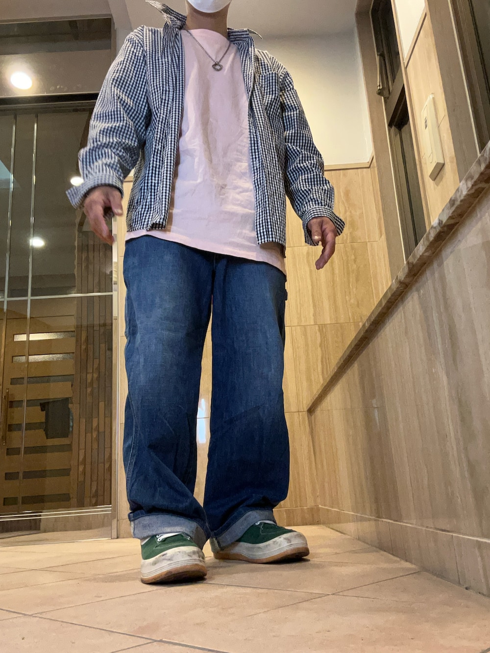 ブルー系のデニムパンツ、ブルー系のシャツ/ブラウス、ピンク系のシャツ/ブラウスを着用したメンズの秋コーディネートの3枚目の写真