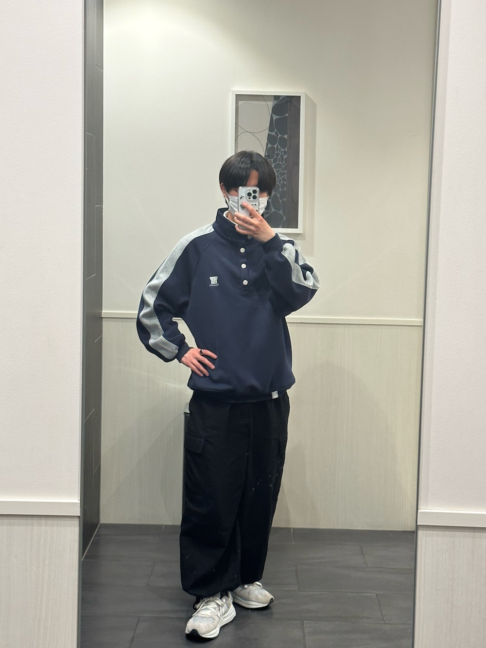 「カジュアルコーデ、低身長、低身長コーデ、低身長男子、166cm、166cmコーデ、167cm、167cmコーデ、168cm、168cmコーデ、169cm、169cmコーデ、170cm、170cmコーデ、ネイビー」｜「地底人のアイテム（スウェット、ブルー系）」を使った、としやさん（メンズ・166cm）の春コーディネートの2枚目の写真