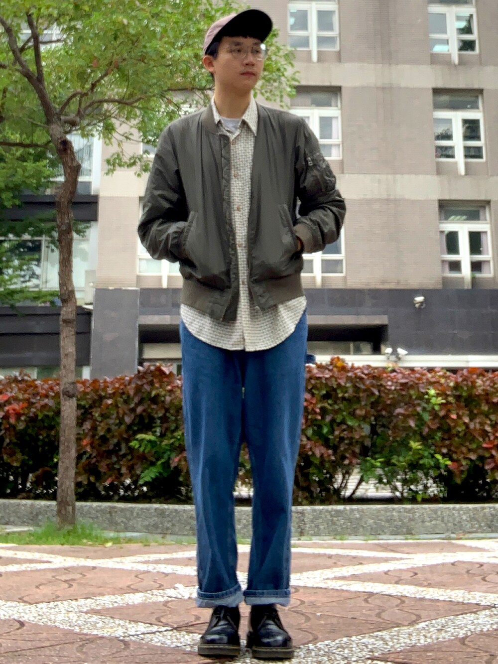 ブルー系のデニムパンツ、ベージュ系のシャツ/ブラウス、ブラック系のブーツを着用したメンズの秋コーディネートの2枚目の写真