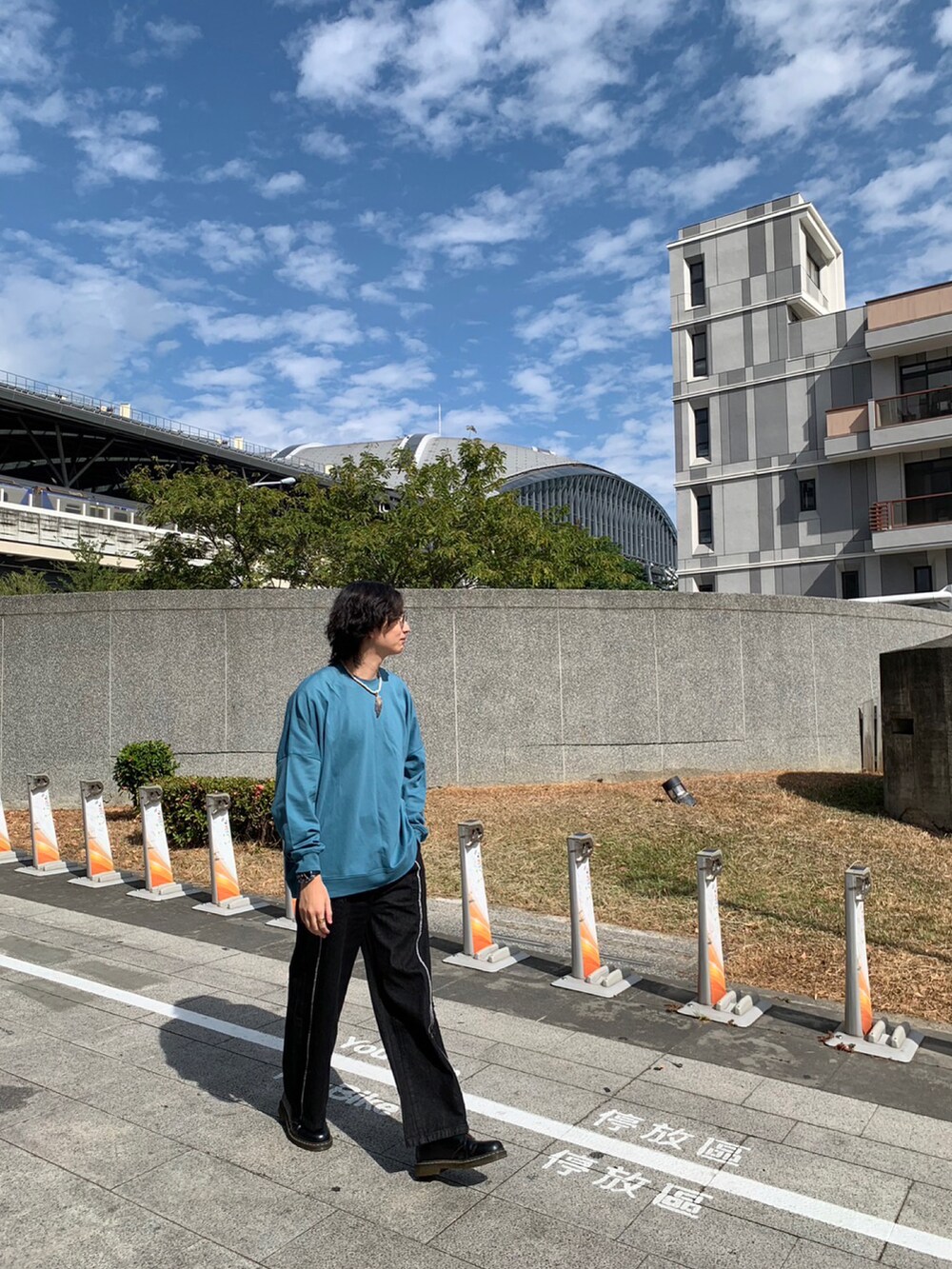 ブルー系のトップス、ブラック系のデニムパンツ、ブラック系のブーツを着用したメンズの冬コーディネートの2枚目の写真