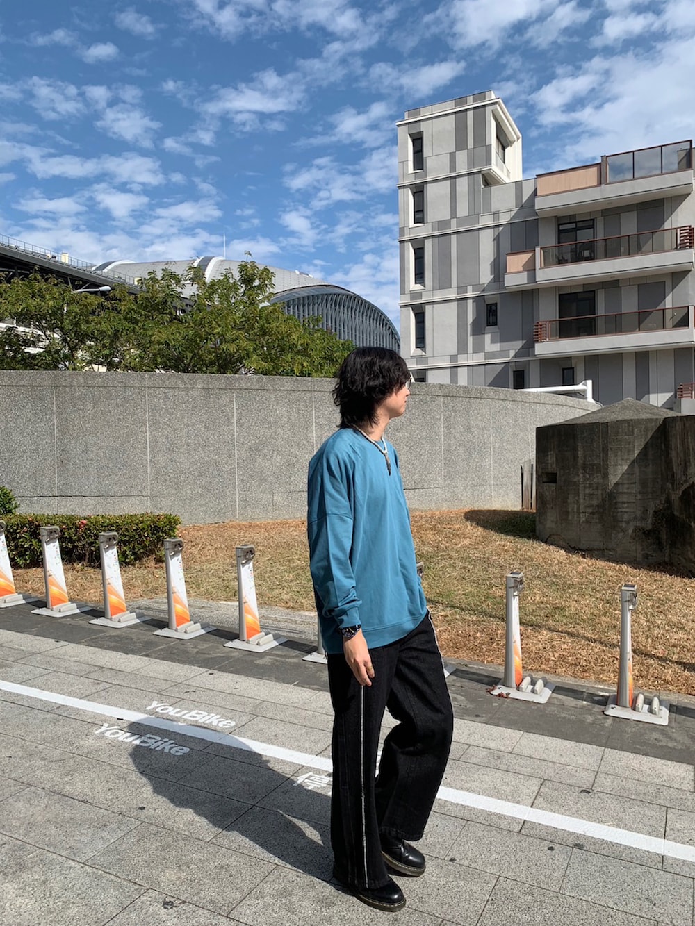 ブルー系のトップス、ブラック系のデニムパンツ、ブラック系のブーツを着用したメンズの冬コーディネートの3枚目の写真