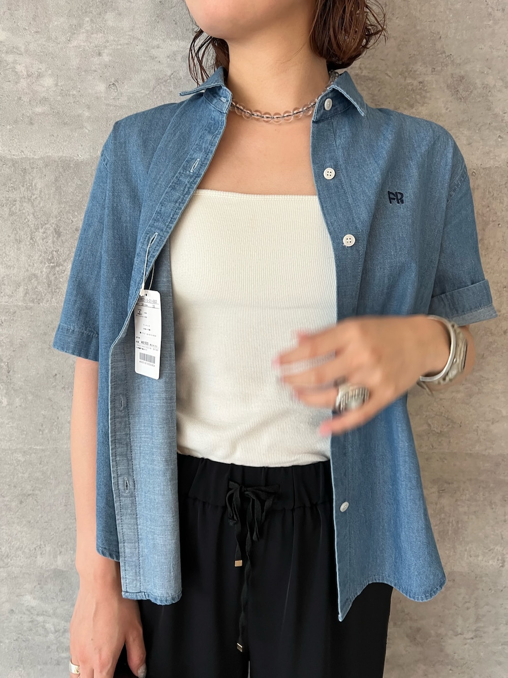 「白シャツ、ショルダーバッグ、ワイドパンツ、サンダル、シャツスタイル、雨の日コーデ、白Tシャツ、ピンクシャツ、デニム、大人カジュアルコーデ、夏、夏服コーデ、着回しコーデ、オトナカワイイ、楽チンコーデ」｜「fredy emueのFR刺繍半袖シャツ（シャツ/ブラウス、ブルー系）」を使った、kotani.さん（レディース・165cm）の春コーディネートの3枚目の写真