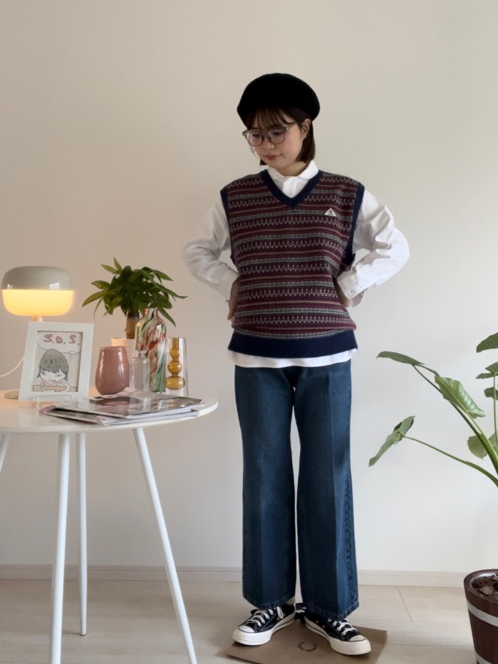 「秋コーデ、ベスト、GEVACO、秋服準備はじめました、シンプルスタイル、カジュアルコーデ、アウター、おでかけコーデ、スニーカー、レイヤードスタイル、ショート丈、シャツスタイル」｜「GEVACOの【GEVACO/ゲバコ】ジャガードニットベスト フェアアイル柄（ベスト、ブルー系）」を使った、kotani.さん（レディース・165cm）の秋コーディネートの2枚目の写真
