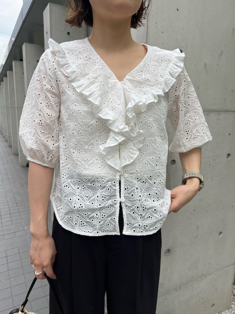 「ストライプシャツ、サンダル、バケットハット、白Tシャツ、ピンクシャツ、雨の日コーデ、大人かわいい、シンプル、大人コーデ、楽チンコーデ、ゆるコーデ、キレイめ、ミニバッグ、夏コーデ、通勤コーデ」｜「fredy emueのレースフリルカラーブラウス（シャツ/ブラウス、ホワイト系）」を使った、kotani.さん（レディース・165cm）の夏コーディネートの2枚目の写真