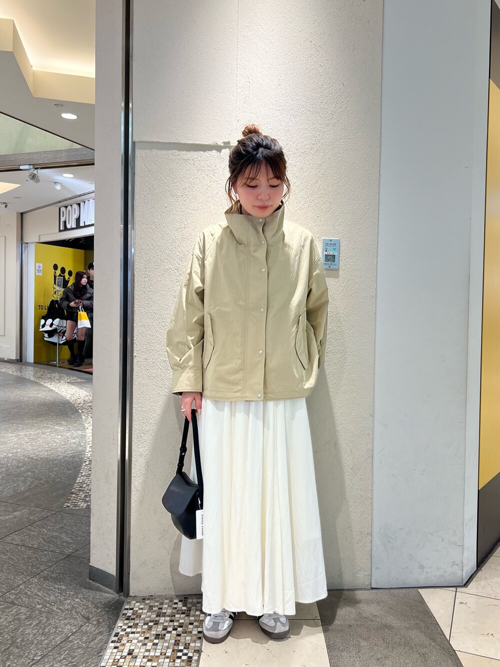 「ロンT、トラックジャケット、カジュアルスタイル、おでかけコーデ、ラクチンコーデ、オトナ女子、春カラー、休日スタイル、春夏コーデ、通勤コーデ、大人ガーリー、スカートスタイル、ベーシック/トラッド、キレイめカジュアル、トレンド」｜「fredy emueのミドル丈スタンドZIPブルゾン（ブルゾン、ベージュ系）」を使った、kotani.さん（レディース・165cm）の春コーディネートの2枚目の写真