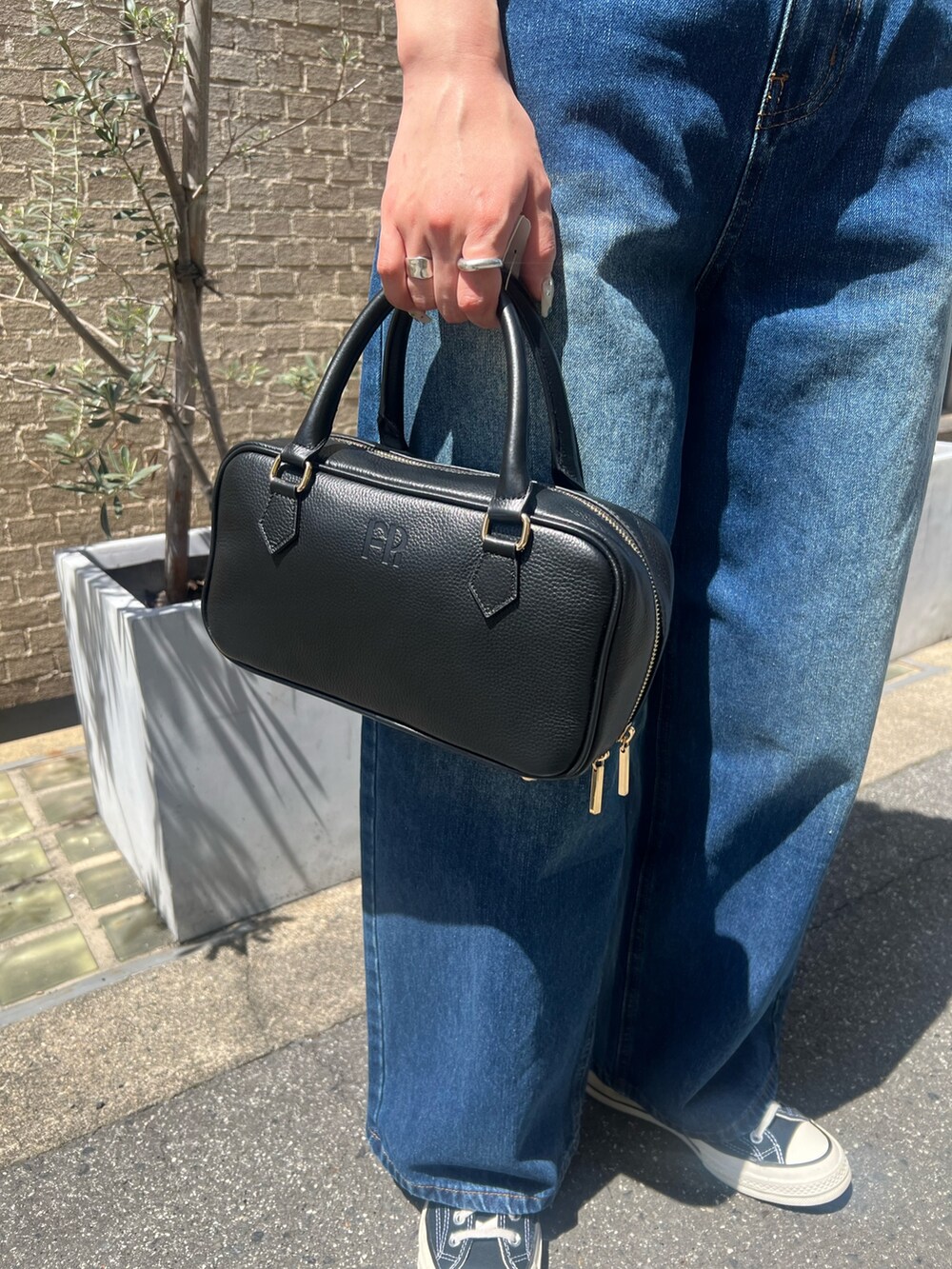 「大人カジュアル、お出かけコーデ、春ファッション、シンプルスタイル、春カラー、大人かわいい、きれいめコーデ、ゆるコーデ、カジュアルガーリー、モノトーンコーデ、春服、スニーカーコーデ、キレイめカジュアル、大人コーデ、ショルダーバッグ」｜「fredy emueのドット刺繍フリルカラーブラウス（シャツ/ブラウス、ホワイト系）」を使った、kotani.さん（レディース・165cm）の春コーディネートの4枚目の写真