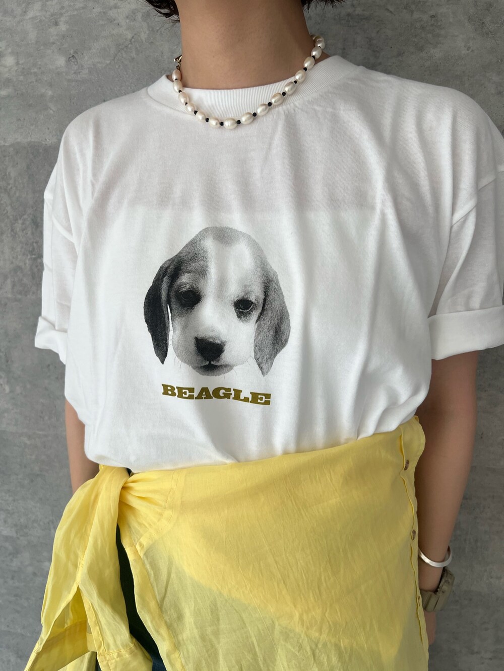 「柄シャツ、レイヤードスタイル、カーゴパンツ、サンダル、おでかけコーデ、大人女子、ラクチンコーデ、お出かけコーデ、シンプルカジュアル、シンプル、パンツコーデ、オトナ女子、初夏コーデ、大人ファッション、きれいめカジュアル」｜「fredy emueのラミーバンドカラーシャツ（シャツ/ブラウス、イエロー系）」を使った、kotani.さん（レディース・165cm）の夏コーディネートの3枚目の写真