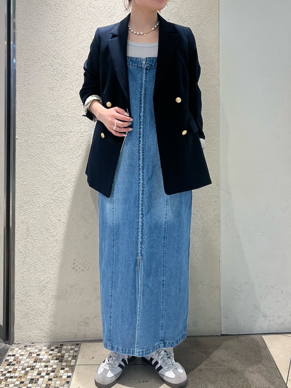 「ロンT、古着MIX、春コーデ、トラックジャケット、オトナカジュアル、お出かけコーデ、休日スタイル、春カラー、大人コーデ、大人可愛い、モノトーンコーデ、アディダス、オーバーサイズ、デニムシャツ、デニムワンピース」｜「fredy emueのダブルブレストジャケット（テーラードジャケット、ブルー系）」を使った、kotani.さん（レディース・165cm）の春コーディネートの2枚目の写真