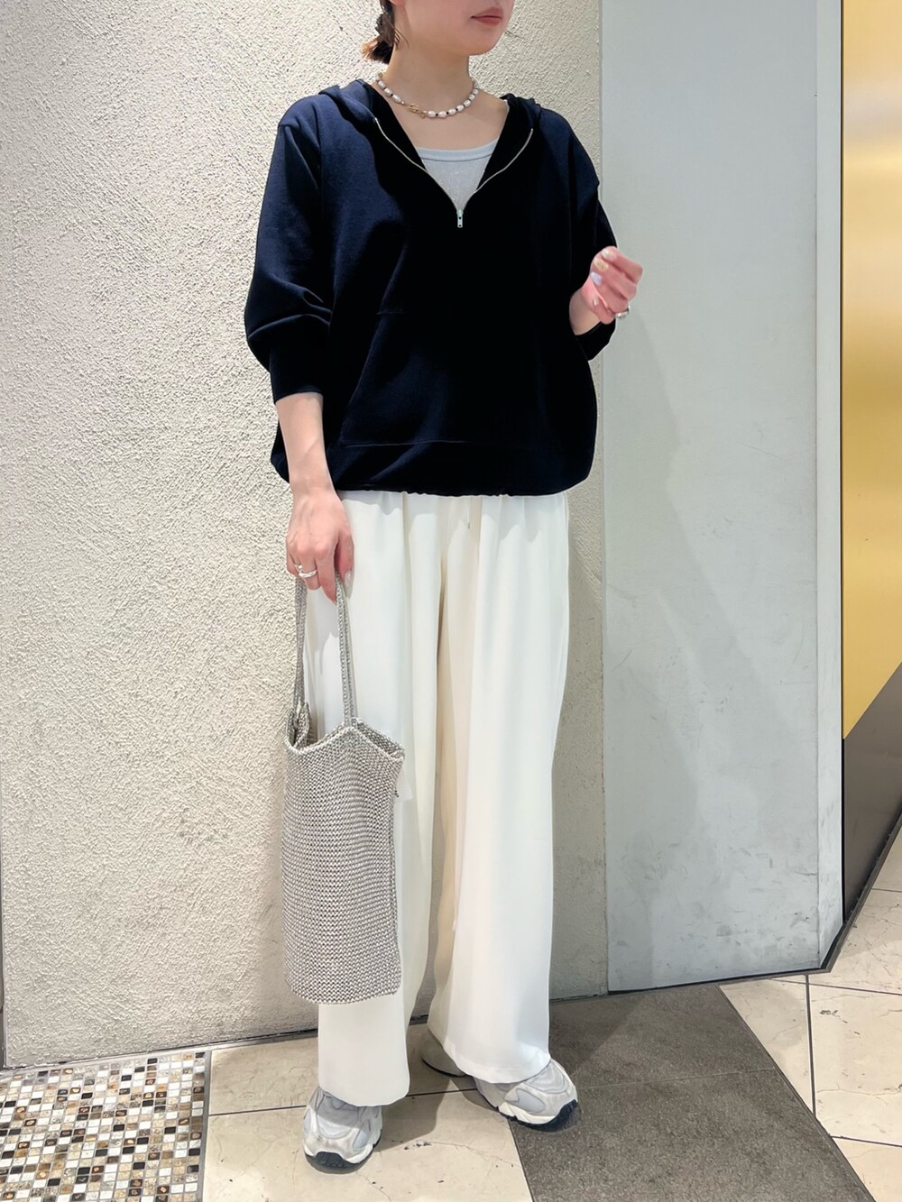 「ロンT、春コーデ、オトナカジュアル、お出かけコーデ、休日スタイル、春、春カラー、大人コーデ、オトナ女子、大人可愛い、トートバッグ、モノトーンコーデ、ママファッション、淡色コーデ、トラックジャケット」｜「fredy emueのニットアノラックプルオーバー（ニット/セーター、ブルー系）」を使った、kotani.さん（レディース・165cm）の春コーディネートの2枚目の写真