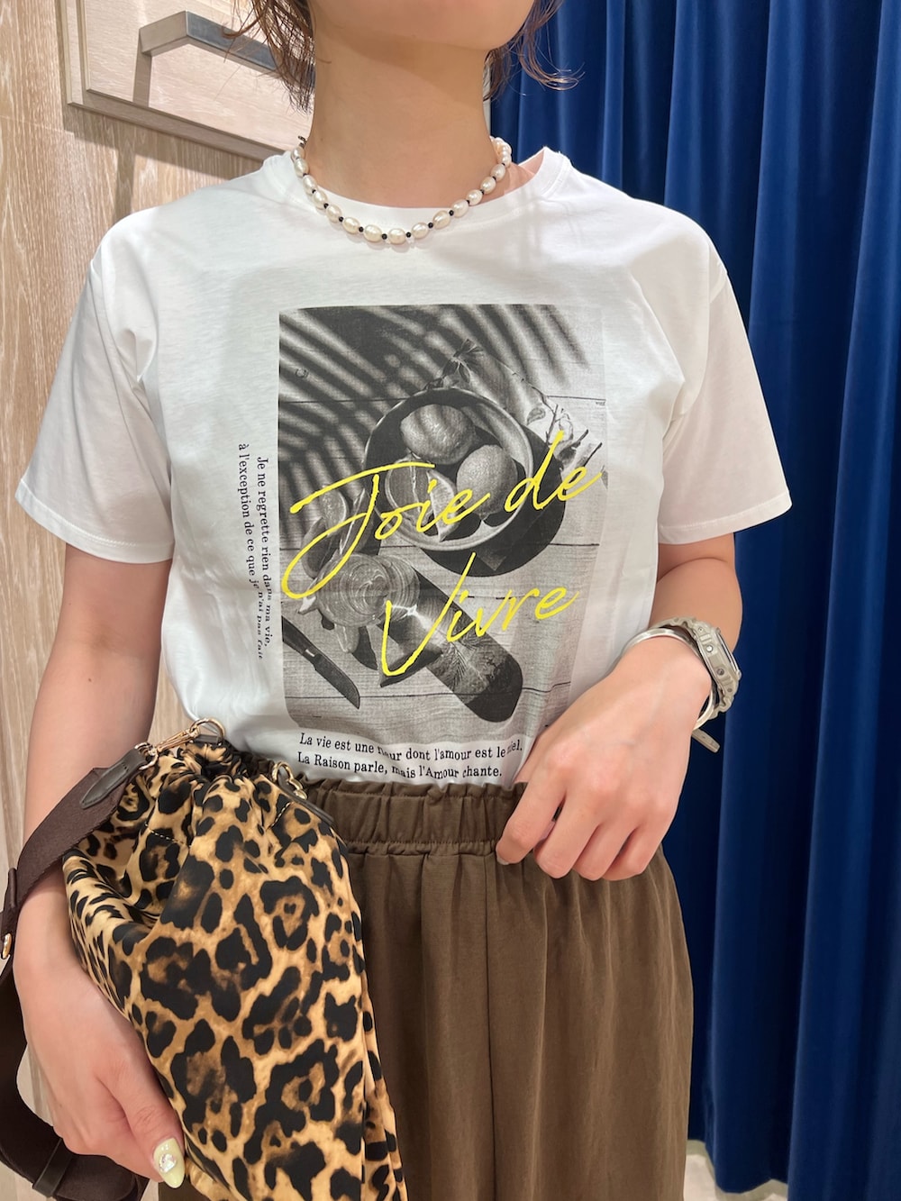 「セットアップ、白Tシャツ、オトナ女子、カジュアルスタイル、休日スタイル、お出かけコーデ、大人コーデ、大人カジュアルコーデ、夏コーデ、キレイめカジュアル、大人かわいい、おでかけコーデ、ホワイト、初夏コーデ、着回しコーデ」｜「fredy emueのLemonPhotoシルケット半袖Tシャツ（Tシャツ/カットソー、ホワイト系）」を使った、kotani.さん（レディース・165cm）の夏コーディネートの3枚目の写真
