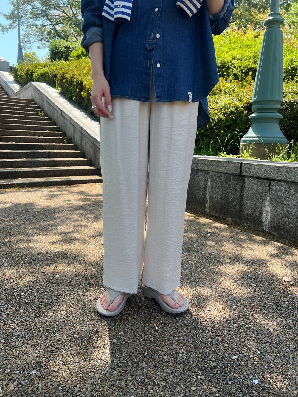 「大人カジュアル、ストライプシャツ、お出かけコーデ、春ファッション、シンプルスタイル、春カラー、大人かわいい、シャツスタイル、きれいめコーデ、ゆるコーデ、モノトーンコーデ、春服、大人コーデ、スニーカーコーデ、キレイめカジュアル」｜「GLOSTERの【GLOSTER/グロスター】WASHED DOG embroidery CAP キャップ 刺繍（キャップ、ベージュ系）」を使った、kotani.さん（レディース・165cm）の春コーディネートの4枚目の写真