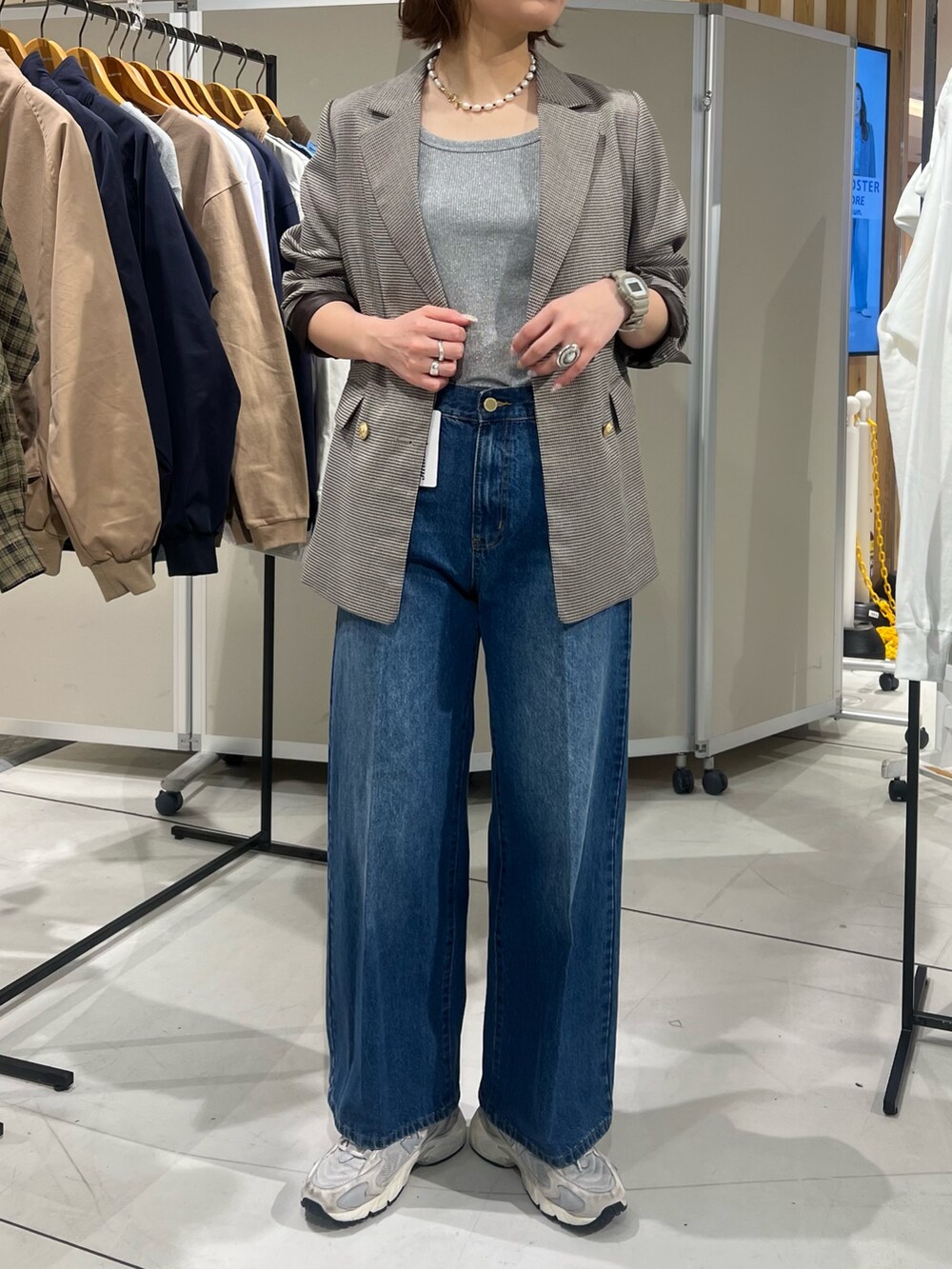 「ロンT、シャツスタイル、トラックジャケット、春服、大人女子、大人かわいい、はるコーデ、お出かけコーデ、春先取り、デニムコーデ、きれいめコーディネート、ガーリーコーデ、おでかけコーデ、ブラックコーデ、カーディガンコーデ」｜「fredy emueのFRセンタープレスセミワイドデニムパンツ（デニムパンツ、ブルー系）」を使った、kotani.さん（レディース・165cm）の春コーディネートの2枚目の写真