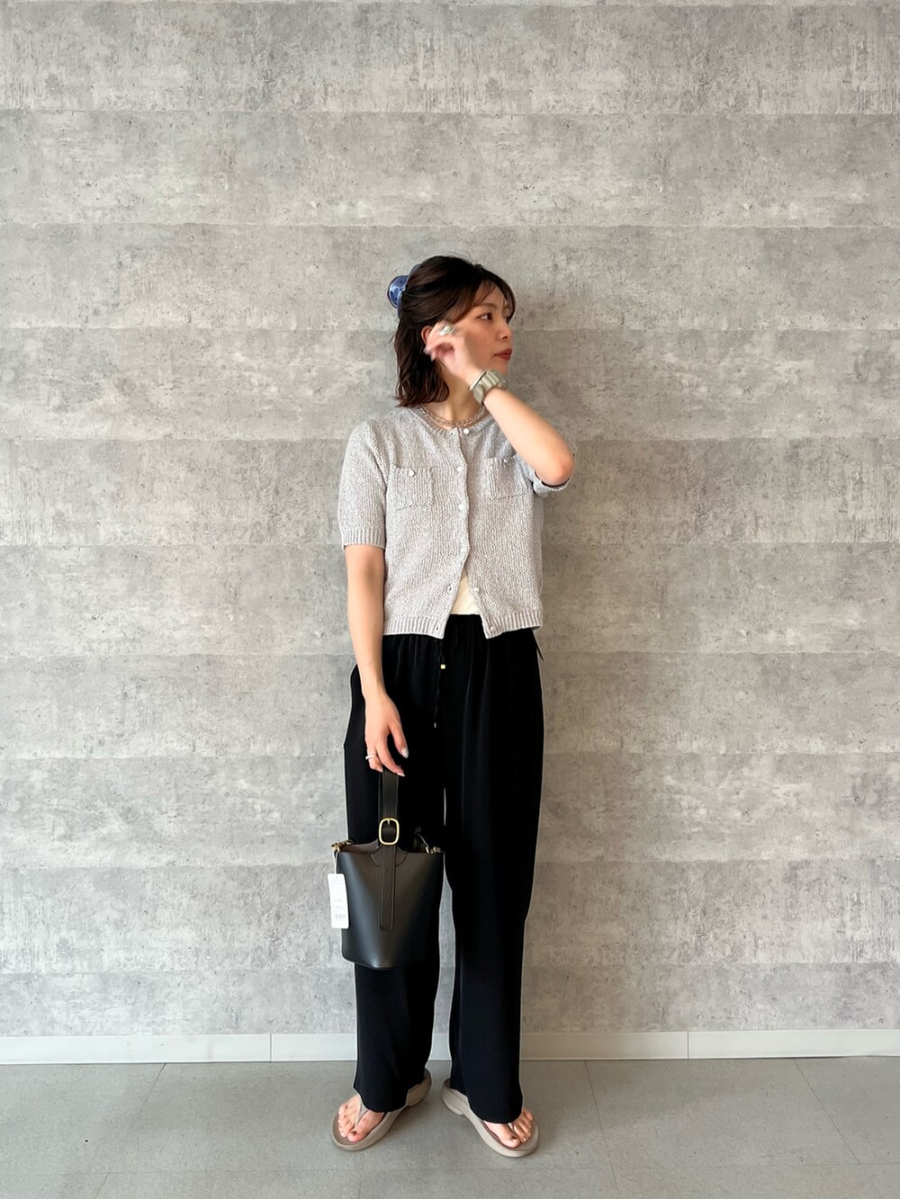 「レイヤードスタイル、サンダル、白Tシャツ、淡色コーデ、シンプルコーデ、大人女子、楽チンコーデ、春服コーデ、オトナカワイイ、きれいめコーデ、オトナカジュアル、ゆるコーデ、ワントーンコーデ、スラックスパンツ、デニムコーデ」｜「fredy emueの【累計販売数4万本突破！】とろみツイルストレートイージーパンツ（その他パンツ、ブラック系）」を使った、kotani.さん（レディース・165cm）の春コーディネートの2枚目の写真