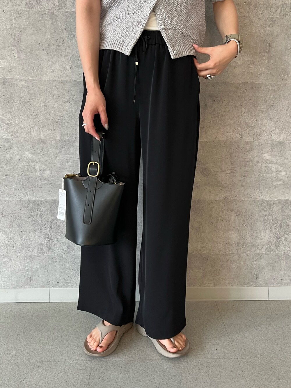 「レイヤードスタイル、サンダル、白Tシャツ、淡色コーデ、シンプルコーデ、大人女子、楽チンコーデ、春服コーデ、オトナカワイイ、きれいめコーデ、オトナカジュアル、ゆるコーデ、ワントーンコーデ、スラックスパンツ、デニムコーデ」｜「fredy emueの【累計販売数4万本突破！】とろみツイルストレートイージーパンツ（その他パンツ、ブラック系）」を使った、kotani.さん（レディース・165cm）の春コーディネートの5枚目の写真
