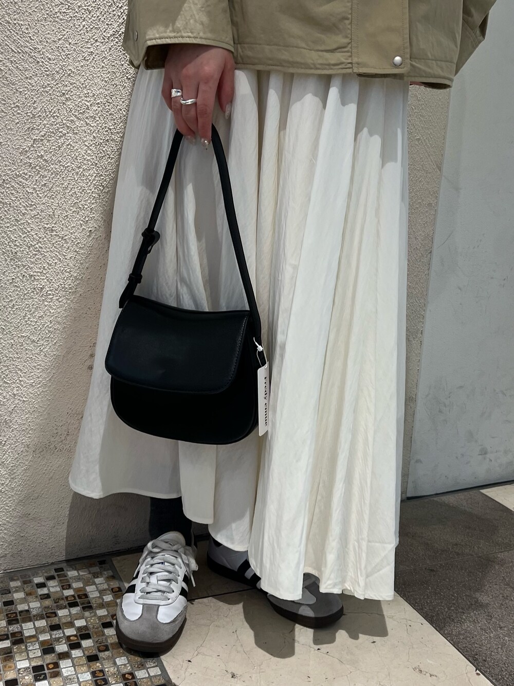 「ロンT、トラックジャケット、カジュアルスタイル、おでかけコーデ、ラクチンコーデ、オトナ女子、春カラー、休日スタイル、春夏コーデ、通勤コーデ、大人ガーリー、スカートスタイル、ベーシック/トラッド、キレイめカジュアル、トレンド」｜「fredy emueのミドル丈スタンドZIPブルゾン（ブルゾン、ベージュ系）」を使った、kotani.さん（レディース・165cm）の春コーディネートの4枚目の写真