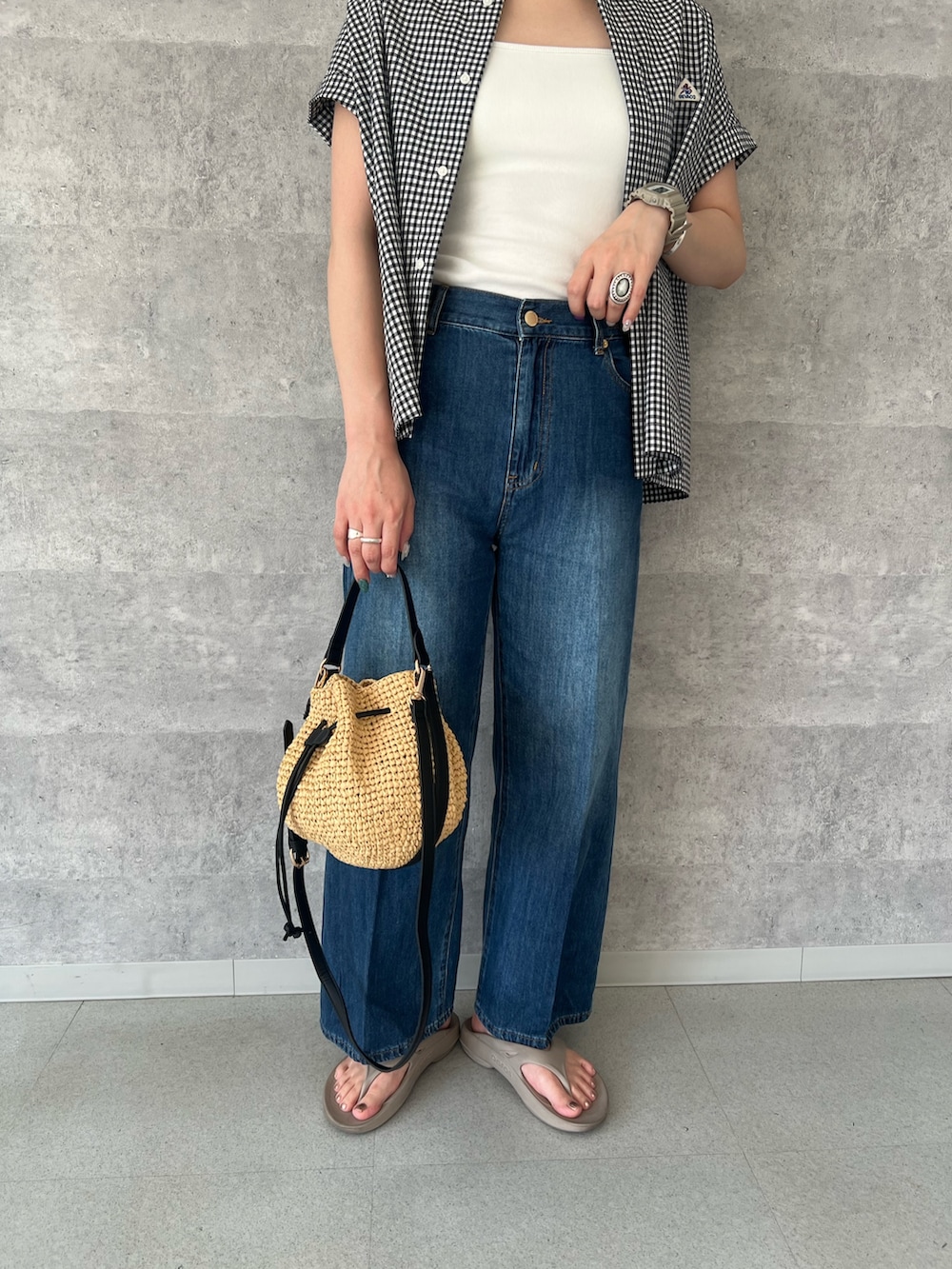 「柄シャツ、サンダル、レイヤードスタイル、カーゴパンツ、ラクチンコーデ、お出かけコーデ、シンプルカジュアル、おでかけコーデ、大人女子、シンプル、パンツコーデ、初夏コーデ、きれいめカジュアル」｜「fredy emueの【GEVACO/ゲバコ】バンドカラーフライフロントフレンチスリーブシャツ（シャツ/ブラウス、ブラック系）」を使った、kotani.さん（レディース・165cm）の夏コーディネートの4枚目の写真