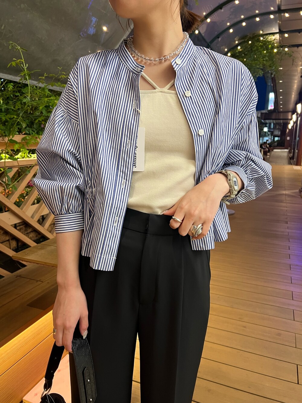 「ショルダーバッグ、デニムシャツ、春色、春服コーデ、大人コーデ、シンプルコーデ、キレイめカジュアル、ゆるコーデ、ママファッション、オトナカワイイ、デニムコーデ、レイヤードスタイル、カラーコーデ、シャツ/ブラウス、スラックスコーデ」｜「fredy emueのクロップドウエストギャザーブラウス（シャツ/ブラウス、ブルー系）」を使った、kotani.さん（レディース・165cm）の春コーディネートの3枚目の写真