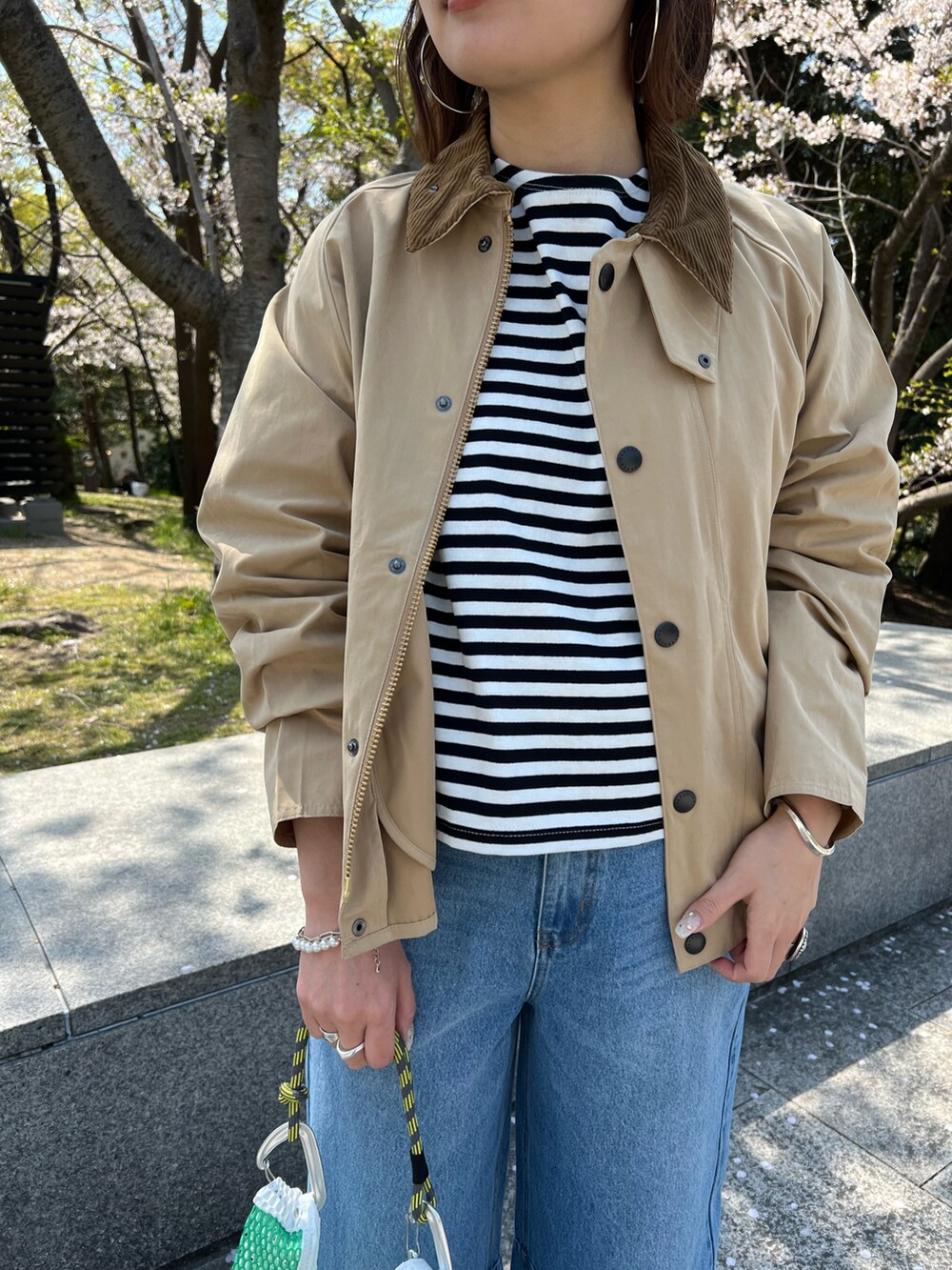 「デニムシャツ、春めき満開コーデ、デニムジャケット、カジュアルスタイル、楽チンコーデ、春カラー、スニーカーコーデ、オトナカワイイ、スニーカー女子、カジュアルガーリー、オトナカジュアル、ホワイト、デニムスタイル、ネイビー、ボーダー」｜「Barbourの【barbour】os transporter casual jacket（ダウンジャケット/コート、ベージュ系）」を使った、kotani.さん（レディース・165cm）の春コーディネートの3枚目の写真