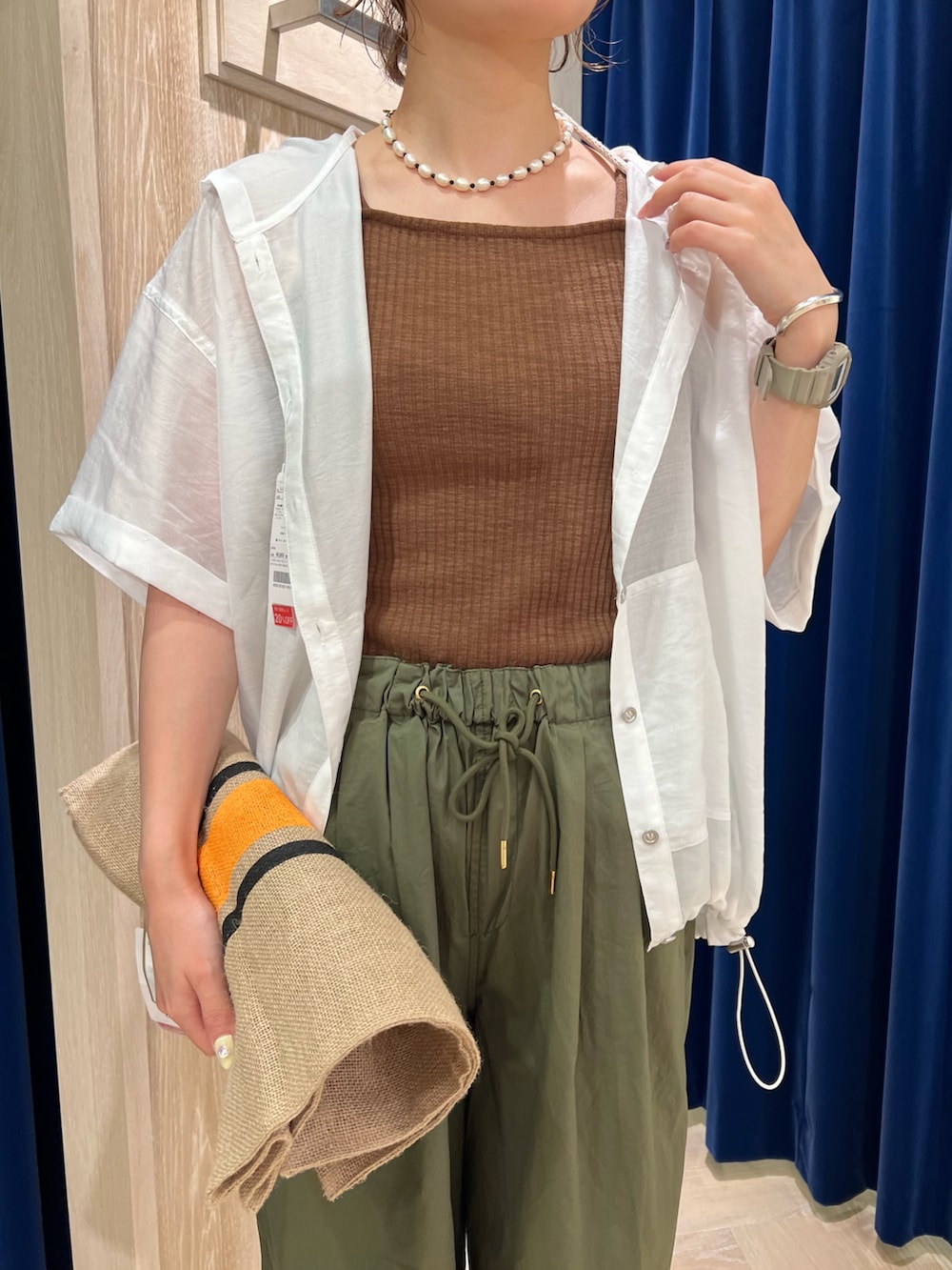 「サーカスパンツ、ミリタリーパンツ、カジュアルスタイル、休日スタイル、お出かけコーデ、大人コーデ、大人カジュアルコーデ、夏コーデ、キレイめカジュアル、大人かわいい、おでかけコーデ、初夏コーデ、着回しコーデ、テーマパークコーデ、スポーツサンダル」｜「fredy emueのシアーフーディハーフスリーブシャツ（シャツ/ブラウス、ホワイト系）」を使った、kotani.さん（レディース・165cm）の夏コーディネートの3枚目の写真