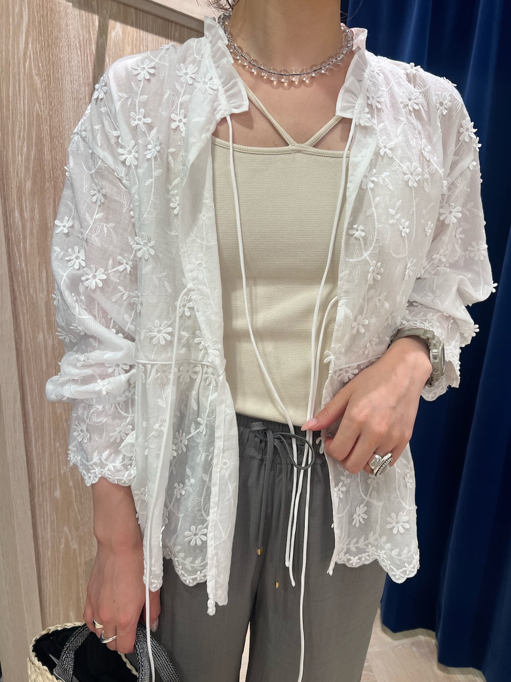 「レイヤードスタイル、ワイドパンツ、サンダル、シャツスタイル、白Tシャツ、シンプルコーデ、楽チンコーデ、春服コーデ、オトナカワイイ、オトナカジュアル、きれいめコーデ、ワントーンコーデ、ゆるコーデ、レーストップス、ミニバッグ」｜「fredy emueの3D刺繍チュニックブラウス（シャツ/ブラウス、ホワイト系）」を使った、kotani.さん（レディース・165cm）の春コーディネートの3枚目の写真