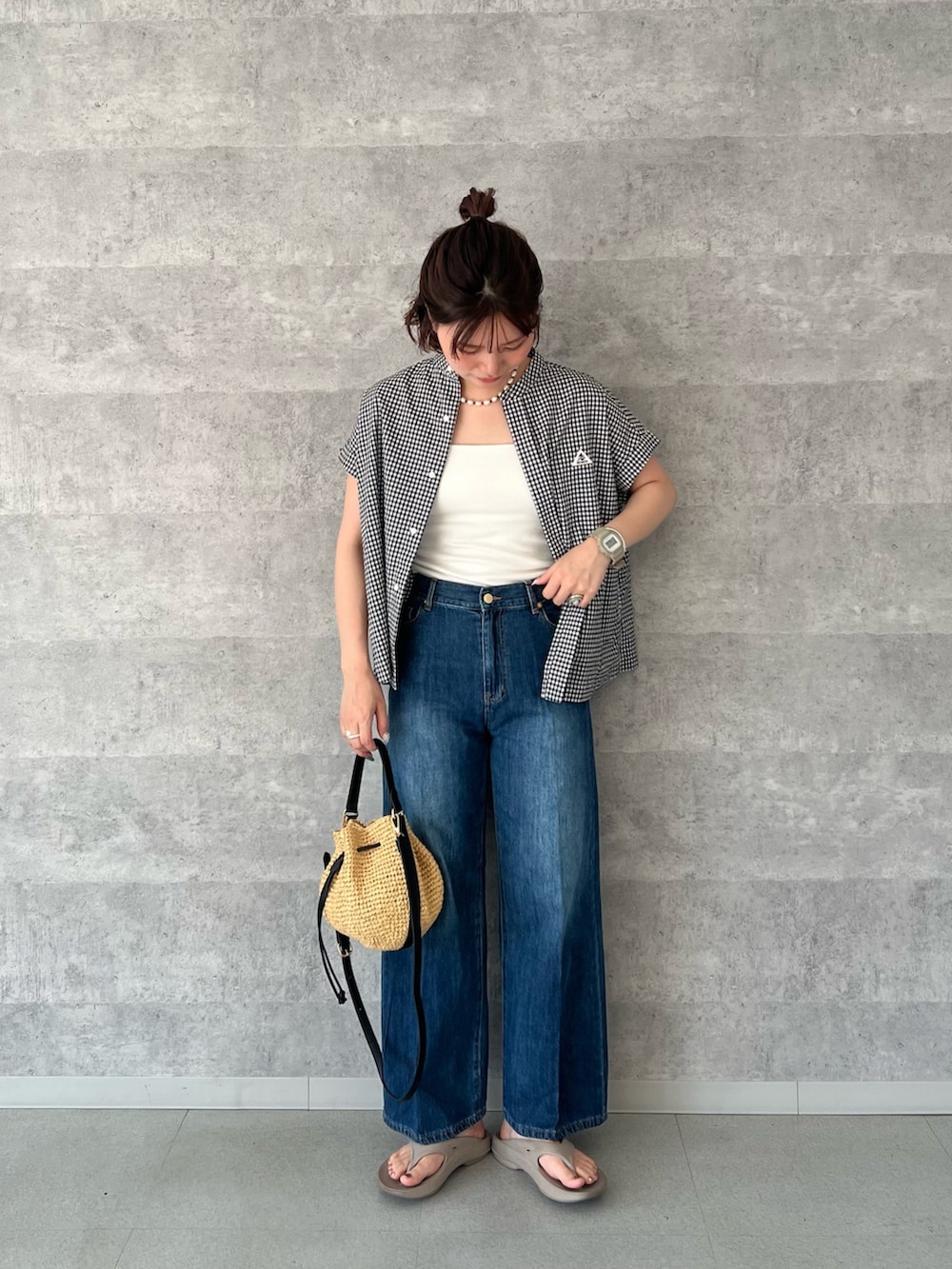 「柄シャツ、サンダル、レイヤードスタイル、カーゴパンツ、ラクチンコーデ、お出かけコーデ、シンプルカジュアル、おでかけコーデ、大人女子、シンプル、パンツコーデ、初夏コーデ、きれいめカジュアル」｜「fredy emueの【GEVACO/ゲバコ】バンドカラーフライフロントフレンチスリーブシャツ（シャツ/ブラウス、ブラック系）」を使った、kotani.さん（レディース・165cm）の夏コーディネートの2枚目の写真