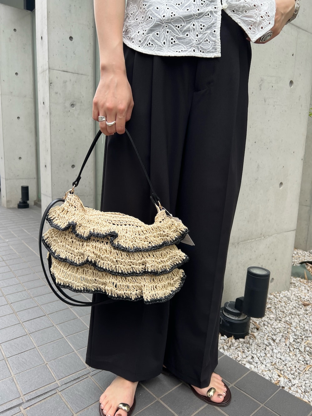 「ストライプシャツ、サンダル、バケットハット、白Tシャツ、ピンクシャツ、雨の日コーデ、大人かわいい、シンプル、大人コーデ、楽チンコーデ、ゆるコーデ、キレイめ、ミニバッグ、夏コーデ、通勤コーデ」｜「fredy emueのレースフリルカラーブラウス（シャツ/ブラウス、ホワイト系）」を使った、kotani.さん（レディース・165cm）の夏コーディネートの3枚目の写真