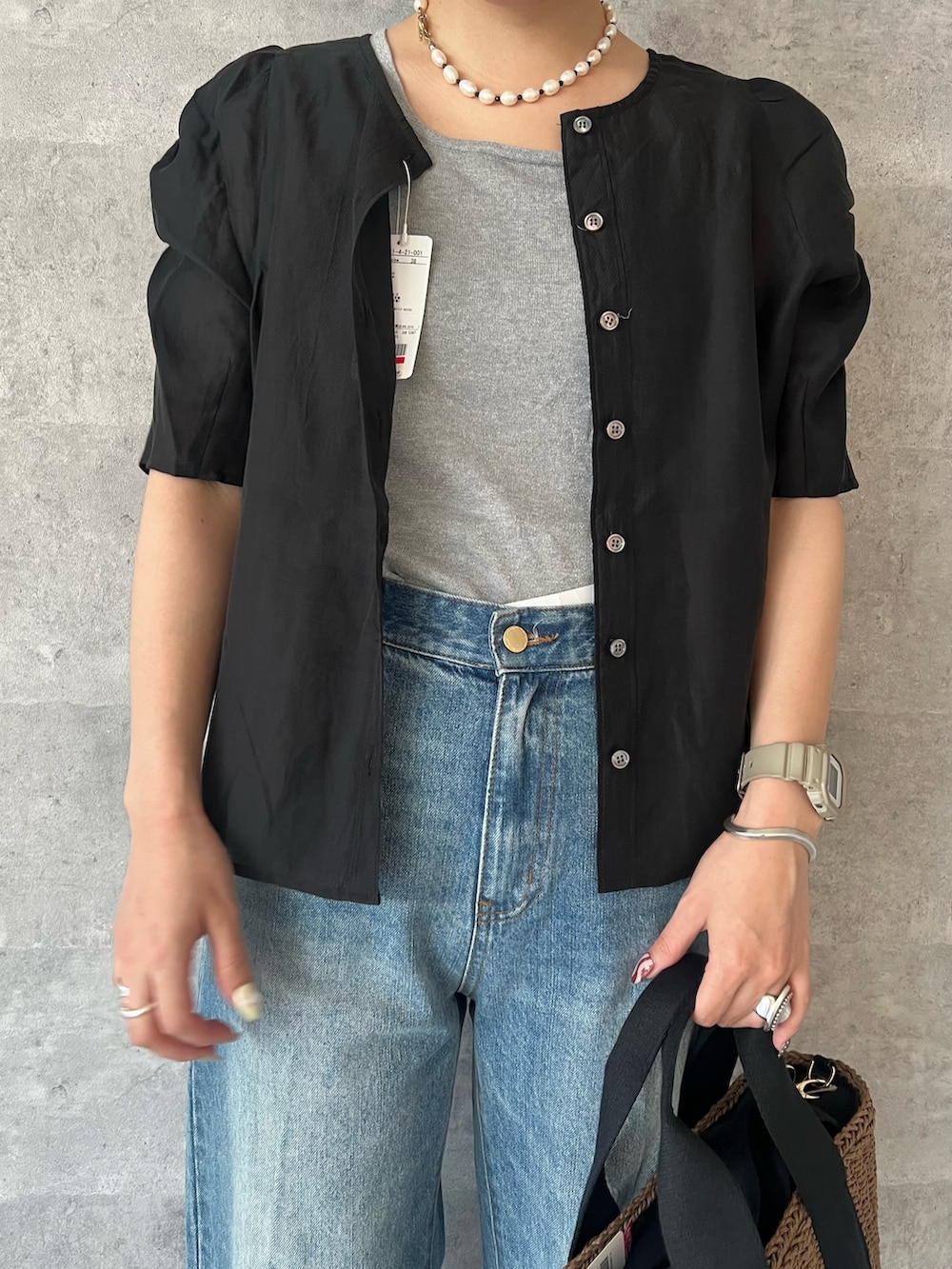 「デニム、ロゴT、サングラス、白Tシャツ、グルカサンダル、シアートップス、キャップ、カラーコーデ、パンツスタイル、夏、夏ファッション、きれいめコーデ、スカートコーデ、ラクチンコーデ、オトナカジュアル」｜「fredy emueのラメニットタンクトップ（タンクトップ、グレー系）」を使った、kotani.さん（レディース・165cm）の夏コーディネートの3枚目の写真