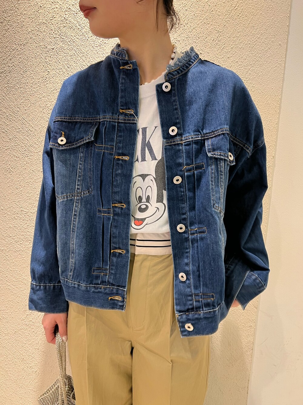 「ロンT、春服、春カラー、おでかけコーデ、きれいめコーディネート、カジュアルスタイル、春夏コーデ、休日スタイル、オトナ女子、デニムコーデ、ブラックコーデ、春ニット、ラクチンコーデ、ブルーコーデ、ブルー」｜「fredy emueのチノマーベルトパンツ（チノパンツ、ベージュ系）」を使った、kotani.さん（レディース・165cm）の春コーディネートの3枚目の写真
