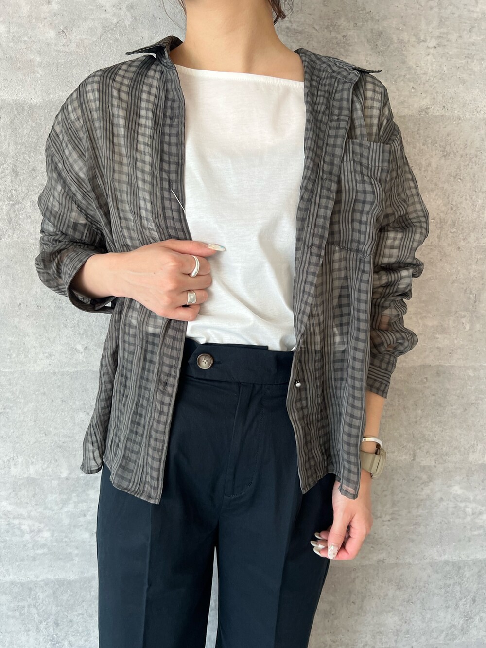 「大人カジュアル、ストライプシャツ、アウトドアスタイル、モノトーン、カジュアルコーデ、大人かわいい、オトナカジュアル、春服、キレイめ、今日のコーデ、ラクチンコーデ、デニムコーデ、きれいめカジュアル、夏ファッション、春カラー」｜「fredy emueのチェック柄シアーシャツ（シャツ/ブラウス、グレー系）」を使った、kotani.さん（レディース・165cm）の春コーディネートの2枚目の写真