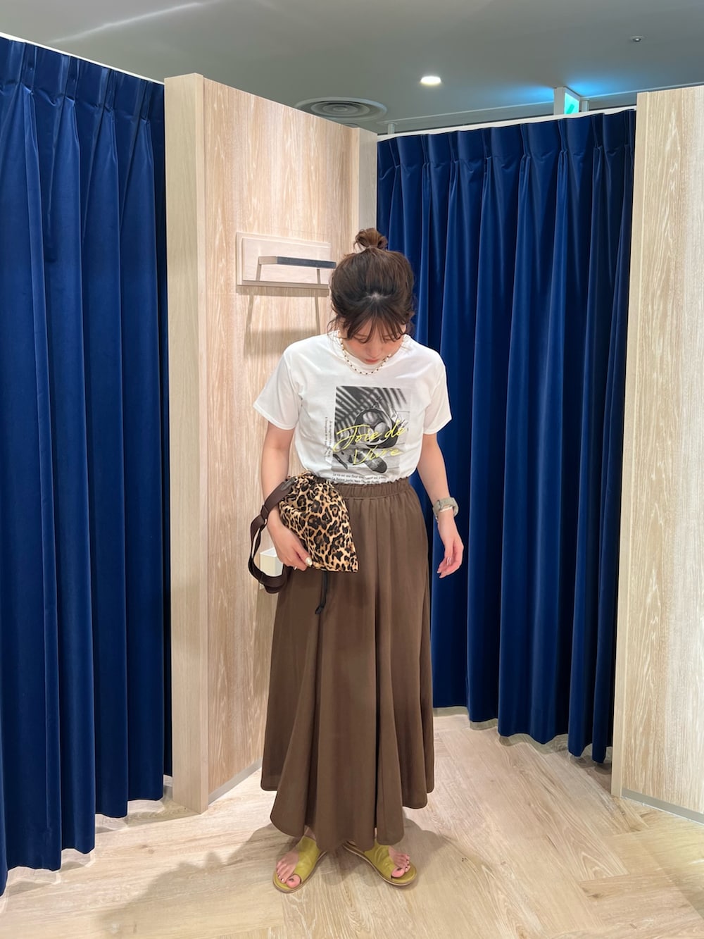 「セットアップ、白Tシャツ、オトナ女子、カジュアルスタイル、休日スタイル、お出かけコーデ、大人コーデ、大人カジュアルコーデ、夏コーデ、キレイめカジュアル、大人かわいい、おでかけコーデ、ホワイト、初夏コーデ、着回しコーデ」｜「fredy emueのLemonPhotoシルケット半袖Tシャツ（Tシャツ/カットソー、ホワイト系）」を使った、kotani.さん（レディース・165cm）の夏コーディネートの2枚目の写真