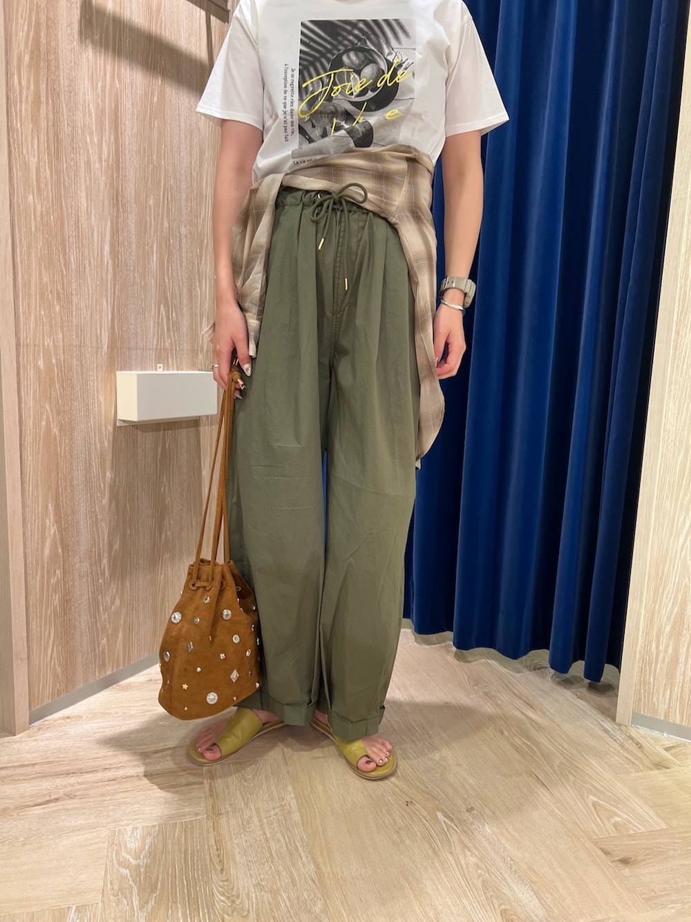 「白Tシャツ、カラーコーデ、カジュアルスタイル、休日スタイル、お出かけコーデ、大人コーデ、大人カジュアルコーデ、夏コーデ、キレイめカジュアル、大人かわいい、おでかけコーデ、初夏コーデ、着回しコーデ、キレイめコーデ、カジュアルガーリー」｜「fredy emueのLemonPhotoシルケット半袖Tシャツ（Tシャツ/カットソー、ホワイト系）」を使った、kotani.さん（レディース・165cm）の夏コーディネートの4枚目の写真