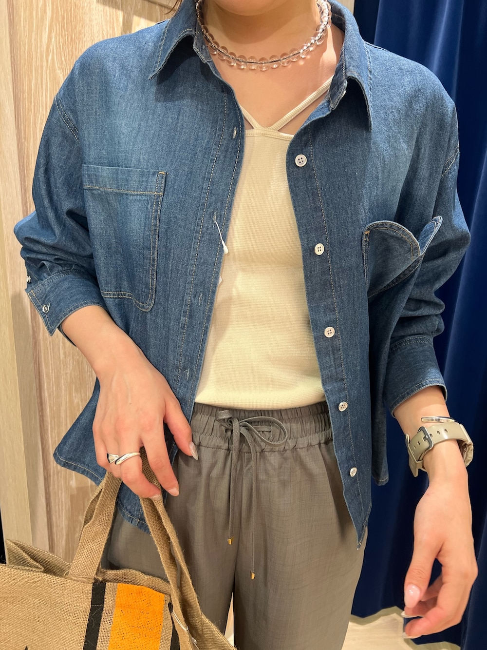「デニム、デニムシャツ、シャツスタイル、白Tシャツ、淡色コーデ、シンプルコーデ、大人女子、楽チンコーデ、春服コーデ、オトナカワイイ、きれいめコーデ、オトナカジュアル、ゆるコーデ、ワントーンコーデ、タックパンツ」｜「fredy emueのハートポケ付きデニムシャツ（シャツ/ブラウス、ブルー系）」を使った、kotani.さん（レディース・165cm）の春コーディネートの3枚目の写真