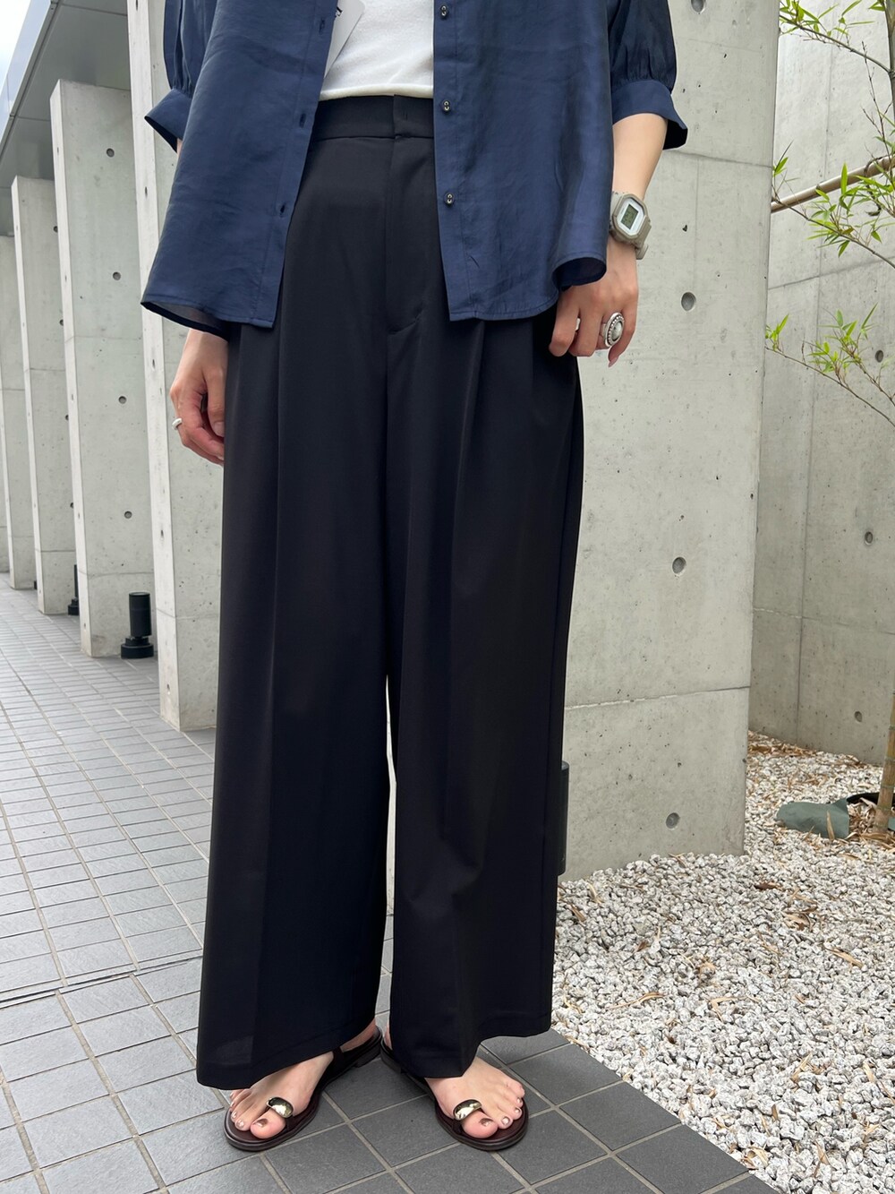「ブラウス、ブラウスコーデ、ブラウス×デニム、サンダル、雨の日コーデ、モノトーン、大人かわいい、シンプル、大人コーデ、楽チンコーデ、ゆるコーデ、キレイめ、夏コーデ、通勤コーデ、カジュアルガーリー」｜「fredy emueのシャイニーシアー２WAYハーフスリーブブラウス（シャツ/ブラウス、ブルー系）」を使った、kotani.さん（レディース・165cm）の夏コーディネートの4枚目の写真