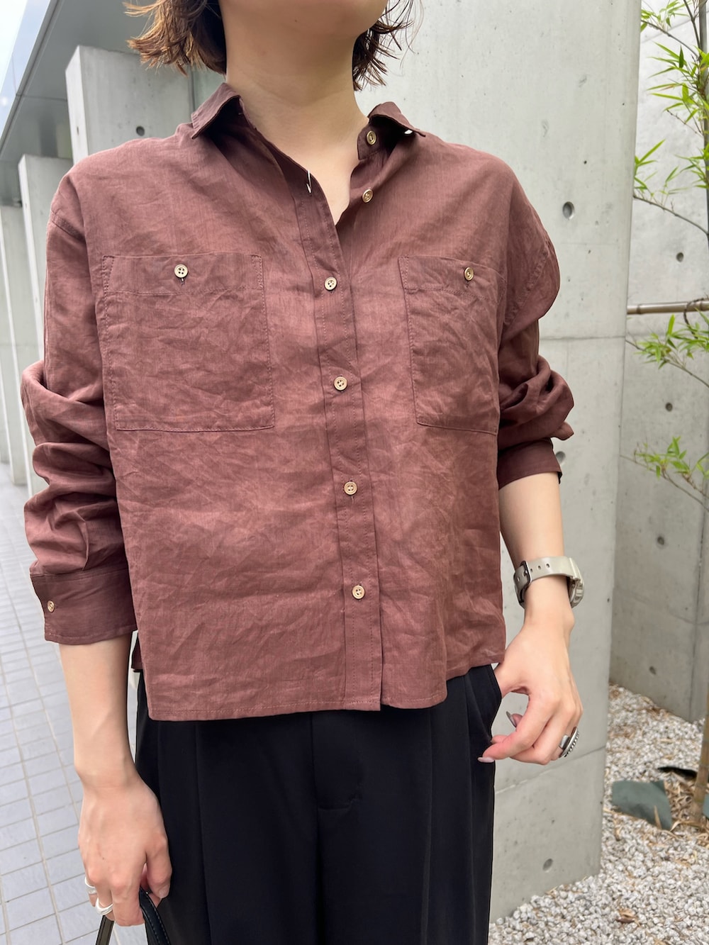 kotani.さんの「【吸水速乾/接触冷感/ウォッシャブル/防シワ加工】接触冷感タックスラックスパンツ（fredy emue）」を使ったコーディネートの3枚目の写真