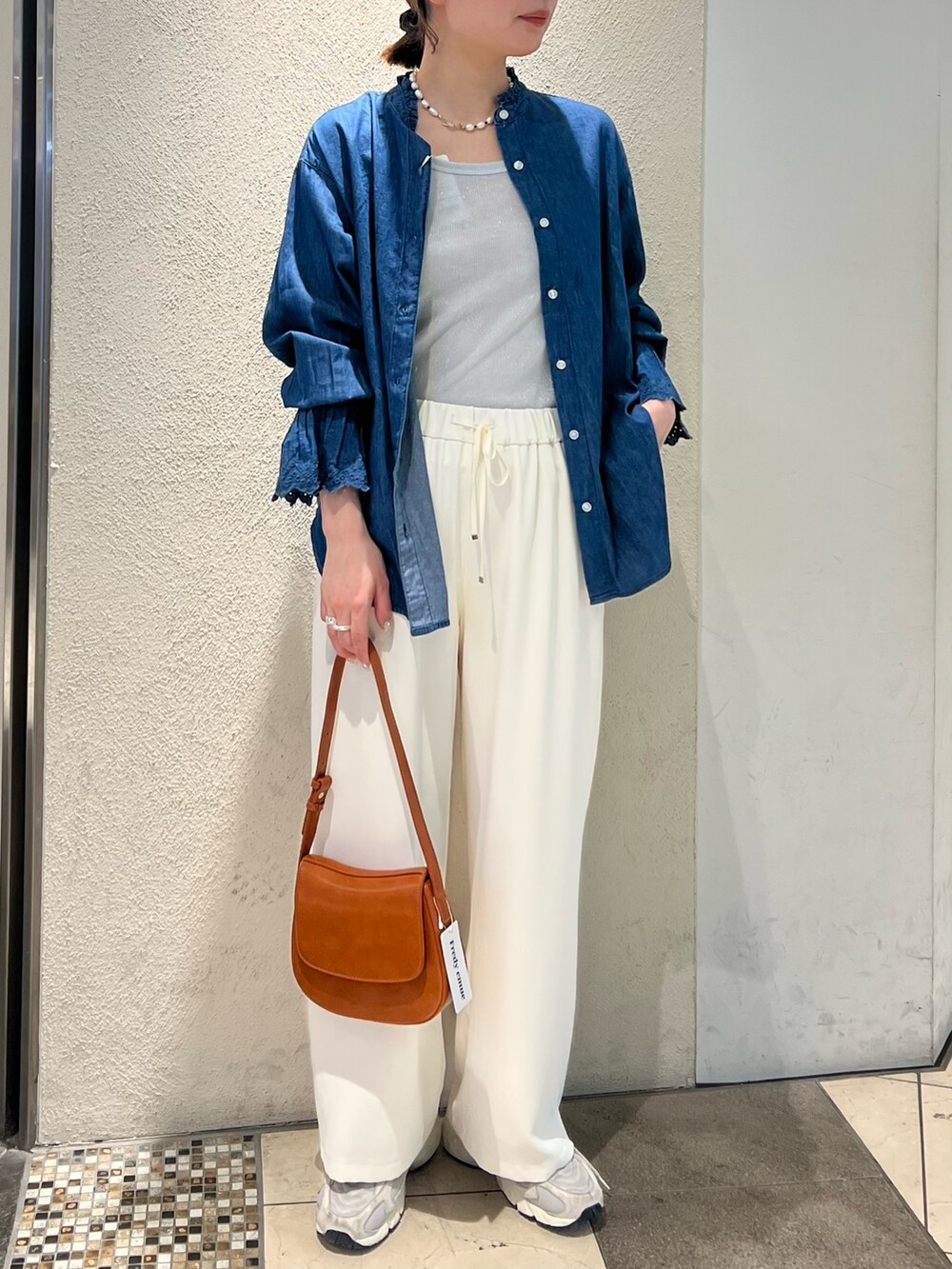 「ロンT、春コーデ、シアートップス、パンツコーデ、春服コーデ、大人カジュアルコーデ、大人ファッション、オトナカワイイ、大人かわいい、スニーカーコーデ、休日、春、きれいめコーデ、楽チンコーデ、大人可愛い」｜「fredy emueのとろみツイルストレートイージーパンツ（その他パンツ、ホワイト系）」を使った、kotani.さん（レディース・165cm）の春コーディネートの2枚目の写真