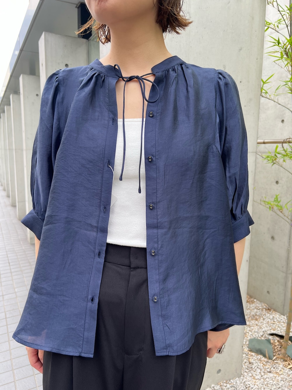 「ブラウス、ブラウスコーデ、ブラウス×デニム、サンダル、雨の日コーデ、モノトーン、大人かわいい、シンプル、大人コーデ、楽チンコーデ、ゆるコーデ、キレイめ、夏コーデ、通勤コーデ、カジュアルガーリー」｜「fredy emueのシャイニーシアー２WAYハーフスリーブブラウス（シャツ/ブラウス、ブルー系）」を使った、kotani.さん（レディース・165cm）の夏コーディネートの3枚目の写真