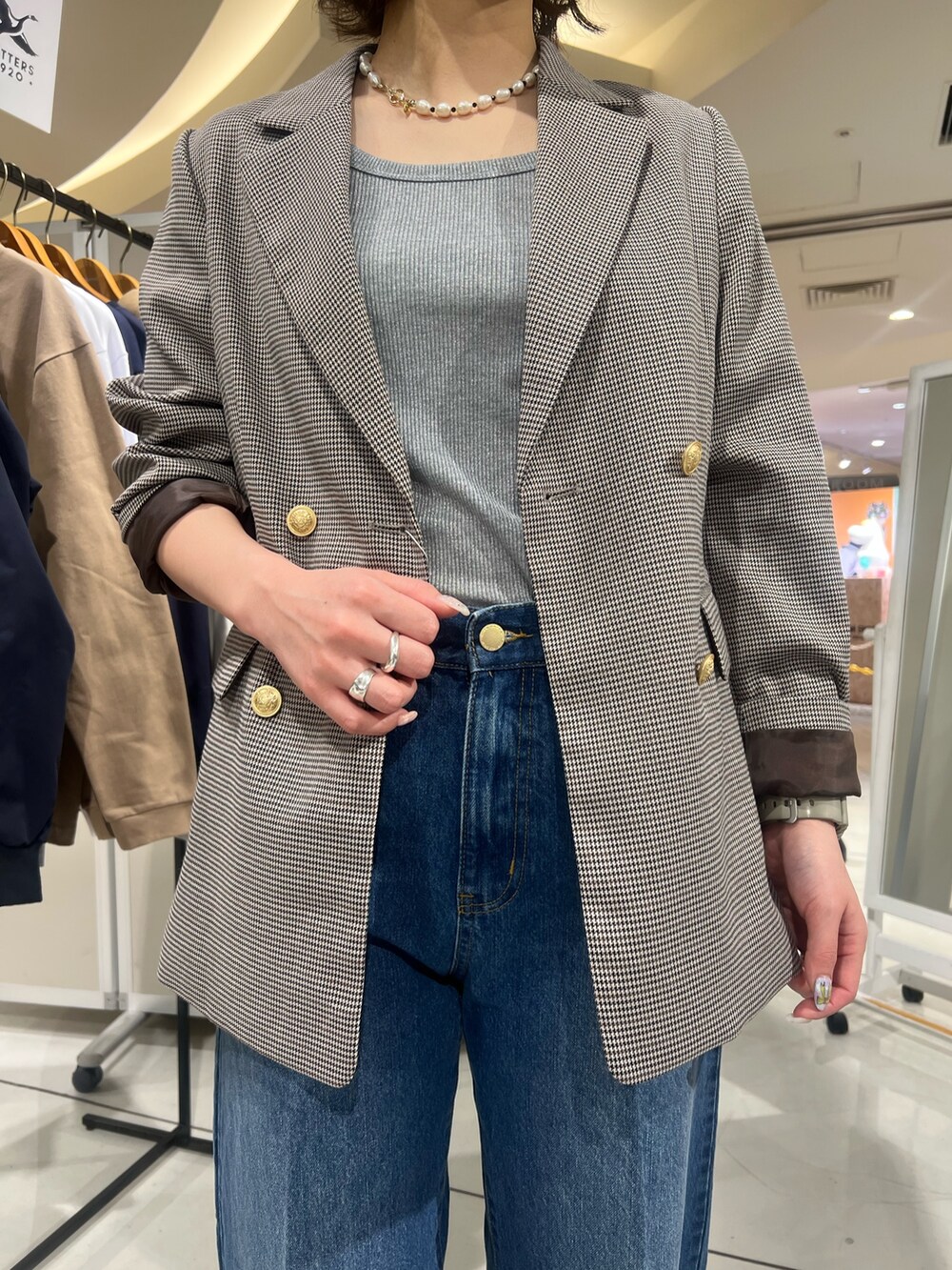 「ロンT、シャツスタイル、トラックジャケット、春服、大人女子、大人かわいい、はるコーデ、お出かけコーデ、春先取り、デニムコーデ、きれいめコーディネート、ガーリーコーデ、おでかけコーデ、ブラックコーデ、カーディガンコーデ」｜「fredy emueのFRセンタープレスセミワイドデニムパンツ（デニムパンツ、ブルー系）」を使った、kotani.さん（レディース・165cm）の春コーディネートの4枚目の写真