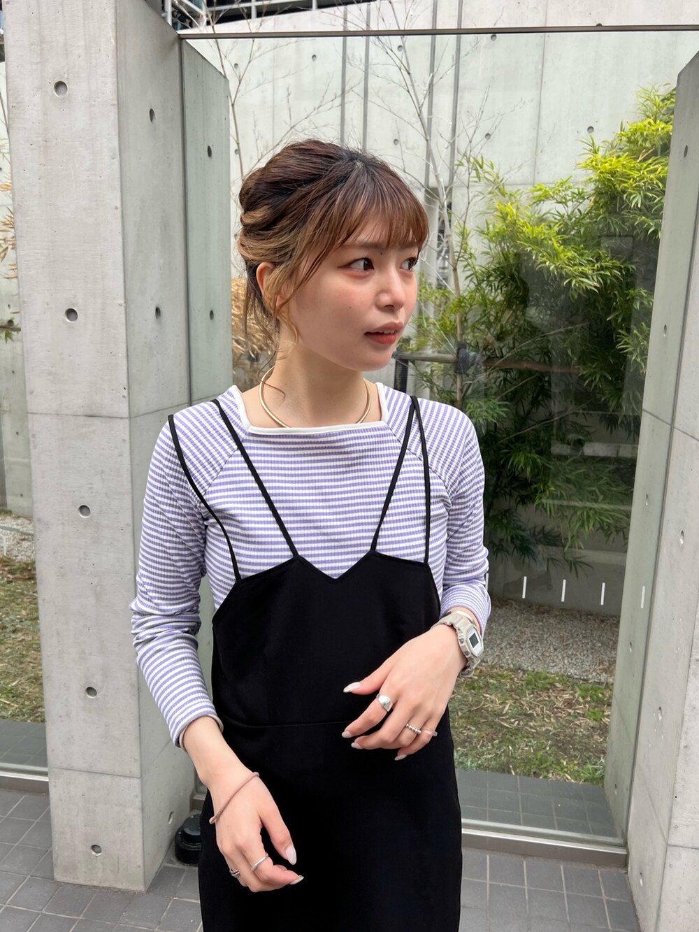 「キャミワンピ、ボーダー、スニーカー、オトナカジュアル、今日のコーデ、シンプルコーデ、春アウター、スニーカーコーデ、パステル映える春、おだんごヘアー」｜「fredy emueのテレコボーダースクエアネックプルオーバー（Tシャツ/カットソー、パープル系）」を使った、kotani.さん（レディース・165cm）の春コーディネートの2枚目の写真