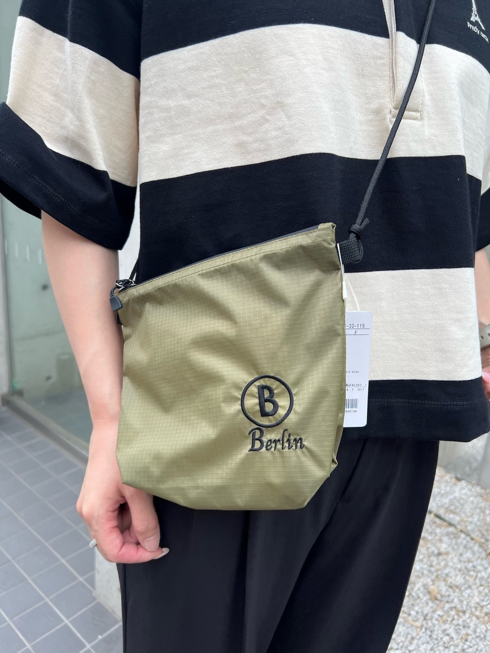 「ボーダー、サンダル、白Tシャツ、雨の日コーデ、モノトーン、大人かわいい、シンプル、楽チンコーデ、ゆるコーデ、大人コーデ、夏コーデ、通勤コーデ、ミニバッグ、キレイめ、黒Tシャツ」｜「fredy emueのワンポイント刺繍半袖ラガーシャツ（Tシャツ/カットソー、グレー系）」を使った、kotani.さん（レディース・165cm）の夏コーディネートの4枚目の写真